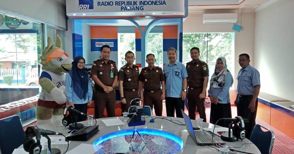 Program Jaksa Menyapa Kejari Sawahlunto di RRI Padang bersama Kajari, Kasi Intel, Kasi Datun dan Jaksa Fungsional.. - from Instagram