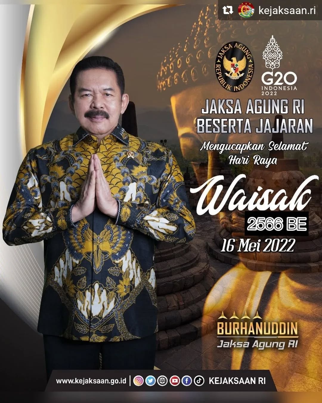 #Repost @kejaksaan.ri with @let.repost • • • • • •Jaksa Agung Burhanuddin dan Jajaran Mengucapkan Selamat Hari Raya Waisak 2566 BE untuk seluruh umat Budha semoga segala kedamaian selalu menyertai baik di hati maupun di bumi pertiwi. Berbahagia bersama serta berbeda tetap bersama untuk Indonesia #JaksaAgungRI #kejaksaanri #jaksaagung #jaksa #jaksaprofesional #jaksamenyapa #jaksasahabatmasyarakat #puspenkum #penkum #kejaksaantinggi #kejaksaannegeri #terusbergerakdanberkarya #adhyaksa #trapsilaadhyaksa #banggamelayanibangsa #budhism #budha #umatbuddha - from Instagram