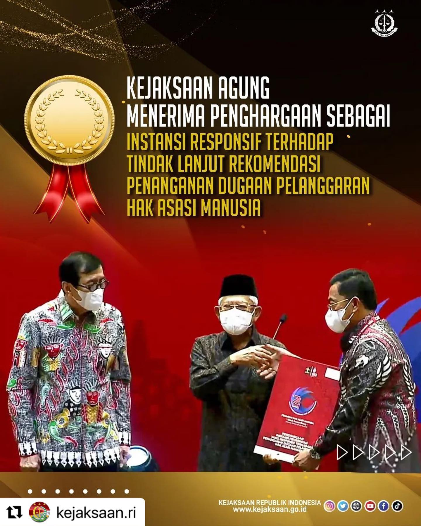#Repost @kejaksaan.ri ・・・Senin 12 Desember 2022, Kejaksaan Agung menerima penghargaan sebagai Instansi yang Responsif Terhadap Tindak Lanjut Rekomendasi Penanganan Dugaan Pelanggaran Hak Asasi Manusia, berdasarkan Keputusan Menteri Hukum dan Hak Asasi Manusia Republik Indonesia Nomor M.HH-04.HA.02.01.01 TAHUN 2022 tentang Penetapan Penghargaan Pelayanan Komunikasi Masyarakat Tahun 2022. Adapun penghargaan ini diberikan atas upaya dalam mendorong penyelesaian dan menangani penanganan dugaan pelanggaran hak asasi manusia sebagai wujud pemajuan hak asasi manusia.Simak berita selengkapnya di www.kejaksaan.go.id#KejaksaanRI #JaksaAgung #JaksaBerintegritas #KejaksaanRIpeduli #BanggaMelayaniBangsa #TrapsilaAdhyaksaBerakhlak #IndonesiaMaju #TajamKeatasHumanisKebawah - from Instagram