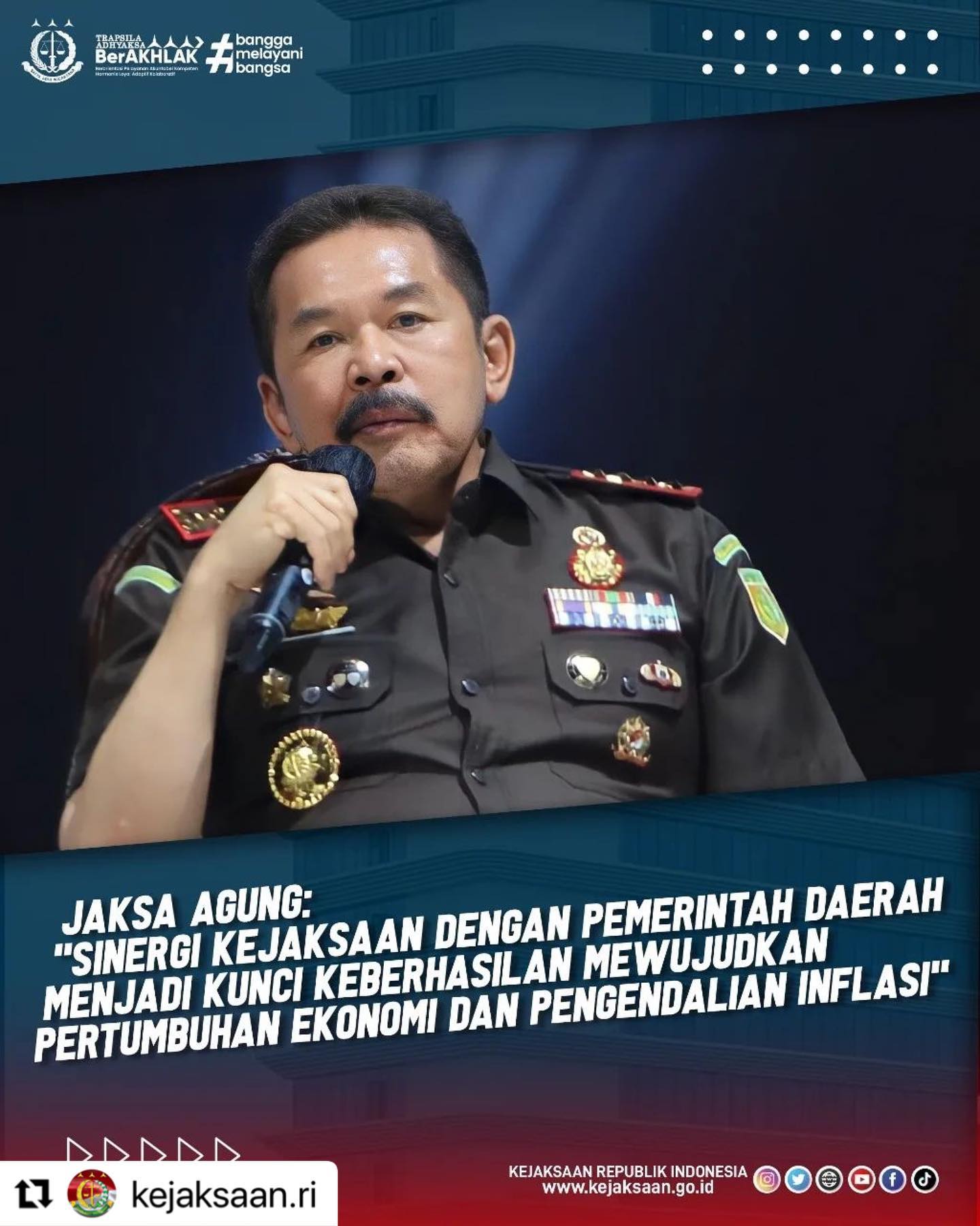 #Repost @kejaksaan.ri ・・・Selasa 17 Januari 2023, Jaksa Agung ST Burhanuddin memberikan pengarahan mengenai “Peran Kejaksaan Dalam Mendukung Pertumbuhan Ekonomi dan Pengendalian Inflasi di Daerah” dalam Rapat Koordinasi Nasional (Rakornas) Kepala Daerah dan Forkopimda Tahun 2023. Jaksa Agung mengimbau kepada Pemerintah Daerah yang belum mengajukan permohonan pendampingan hukum untuk berperan aktif mengajukan permohonan kepada jajaran Kejaksaan yang ada di wilayahnya. Sinergi antara Kejaksaan dan Pemerintah Daerah serta institusi terkait lainnya menjadi kunci keberhasilan dalam mewujudkan pertumbuhan ekonomi dan pengendalian inflasi.Jaksa Agung berharap para Kepala Kejaksaan Tinggi dan Kepala Kejaksaan Negeri selaku bagian dari Forkompimda agar bersinergi dan berkolaborasi dalam membangun keamanan, perekonomian serta penegakan hukum yang mempermudah dan menarik bagi investasi sehingga pertumbuhan ekonomi daerah dapat berkesinambungan.Simak berita selengkapnya di www.kejaksaan.go.id#KejaksaanRI #Kejaksaan #JaksAgung #JaksaBerintegritas #JaksaProfesional #TrapsilaAdhyaksaBerakhlak #IndonesiaMaju #KejaksaanHebat #SobatAdhyaksa - from Instagram