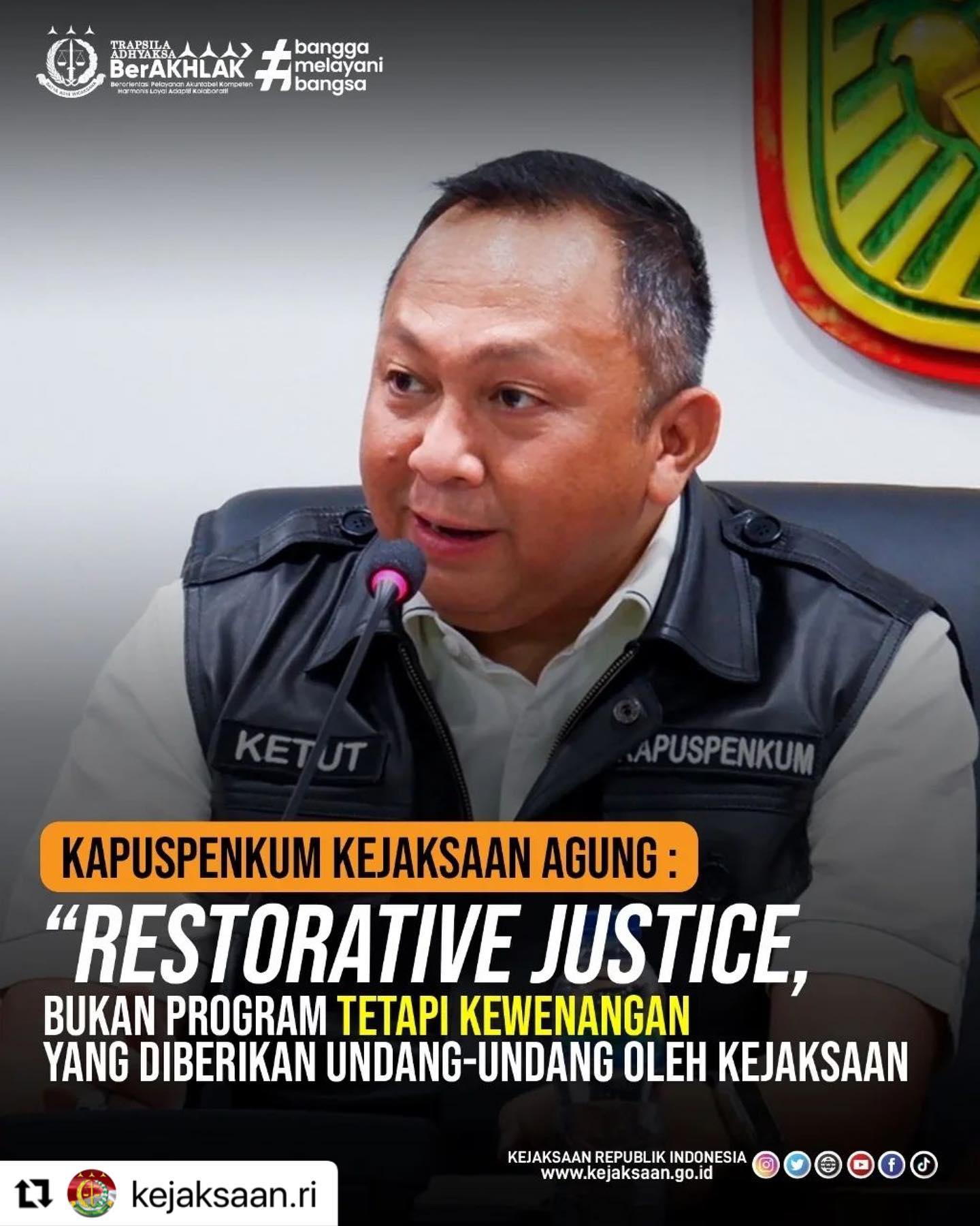#Repost @kejaksaan.ri ・・・Pusat Penerangan Hukum Kejaksaan Agung perlu memberikan klarifikasi dan pemahaman kepada masyarakat agar pelaksanaan keadilan restoratif (restorative justice) demi penegakan hukum humanis tidak tercoreng dengan pemberitaan yang minor dan tendensius walaupun secara spesifik tidak menunjuk langsung kepada lembaga Kejaksaan. Terkait dengan pemberitaan berbagai media tentang adanya praktik jual beli keadilan restoratif (restorative justice) dan Lembaga Perlindungan Saksi dan Korban (LPSK) menyinggung kasus pemerkosaan di Kementerian Koperasi dan Usaha Kecil Menengah (Kemenkop UKM).Simak berita selengkapnya di www.kejaksaan.go.id#KejaksaanRI #JaksaAgungRI #JaksaBerintegritas #TrapsilaAdhyaksaBerakhlak #KeadilanRestoratif #PusatPeneranganHukumKejaksaanAgung - from Instagram