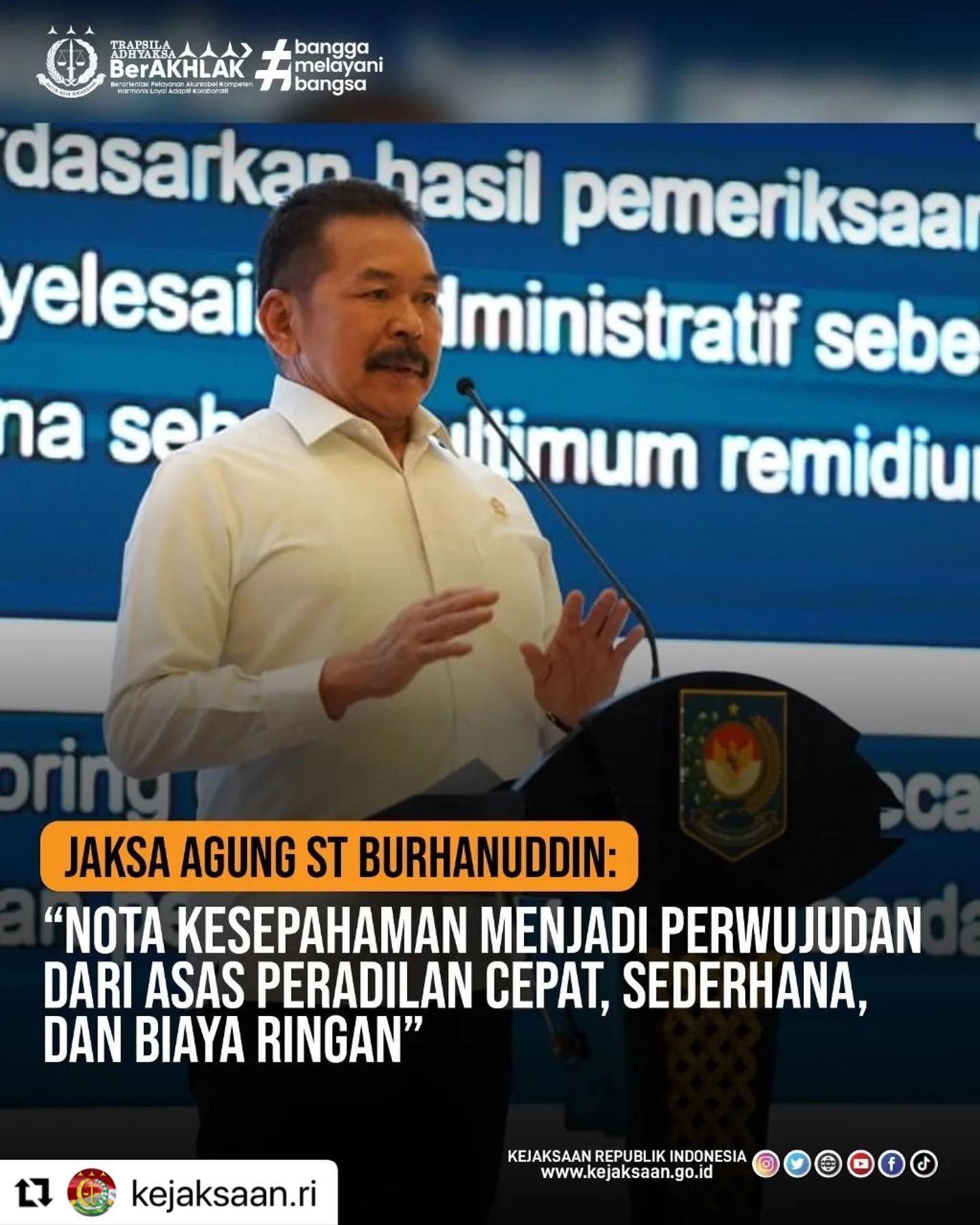 #Repost @kejaksaan.ri ・・・Rabu 25 Januari 2023 bertempat di Hotel Borobudur, Jaksa Agung ST Burhanuddin hadir dan memberikan sambutan dalam Acara Penandatanganan Nota Kesepahaman antara Menteri Dalam Negeri, Kepala Kepolisian Negara Republik Indonesia, dan Jaksa Agung Republik Indonesia tentang Penanganan Laporan atau Pengaduan dalam Penyelenggaraan Pemerintah Daerah. Jaksa Agung atas nama pimpinan institusi Kejaksaan menyambut baik kegiatan pada hari ini yang menggambarkan betapa besar kesungguhan, semangat, dan keinginan kita semua untuk mau dan mampu bekerja sama, berinteraksi dan bersinergi dalam penyelenggaraan pemerintah daerah.#KejaksaanRI #JaksaProfesional #JaksaAgung #JaksaBerintegritas #TrapsilaAdhyaksaBerakhlak #IndonesiaMaju - from Instagram