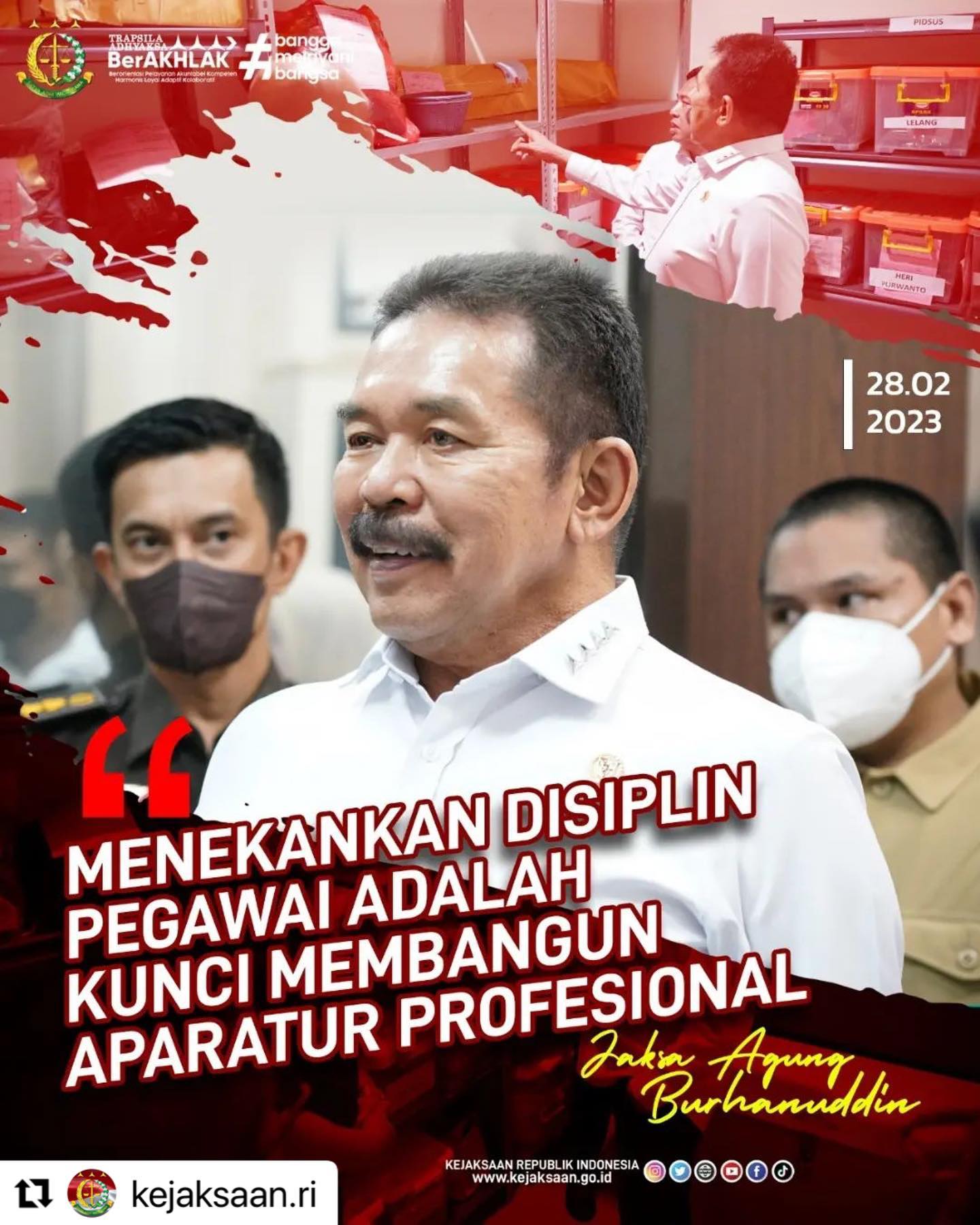 #Repost @kejaksaan.ri ・・・Selasa 28 Februari 2023, Jaksa Agung Burhanuddin didampingi Kepala Biro Umum, Asisten Khusus Jaksa Agung, dan Asisten Umum Jaksa Agung melakukan inspeksi mendadak (sidak) ke beberapa kejaksaan negeri di wilayah Jawa Barat yakni Kejaksaan Negeri Kota Bogor, Kejaksaan Negeri Cibinong, dan Kejaksaan Negeri Depok.Dalam rangka melaksanakan pengawasan (monitoring) di setiap kejaksaan negeri, Jaksa Agung akan mendatangi langsung satuan kerja baik di dalam maupun luar pulau Jawa tanpa pemberitahuan dan jadwal yang ditentukan. Hal ini dilaksanakan agar setiap kejaksaan negeri dan cabang kejaksaan negeri di daerah selalu dalam keadaan siap siaga terutama dalam hal pelayanan publik, karena kami menyadari pasti ada kekurangan dan juga belum optimal dalam pelayanan di daerah apabila tidak ada pemantauan.Simak berita selengkapnya di www.kejaksaan.go.id#KejaksaanRI #JaksaAgung #JaksaProfesional #JaksaBerintegritas #TrapsilaAdhyaksaBerakhlak - from Instagram