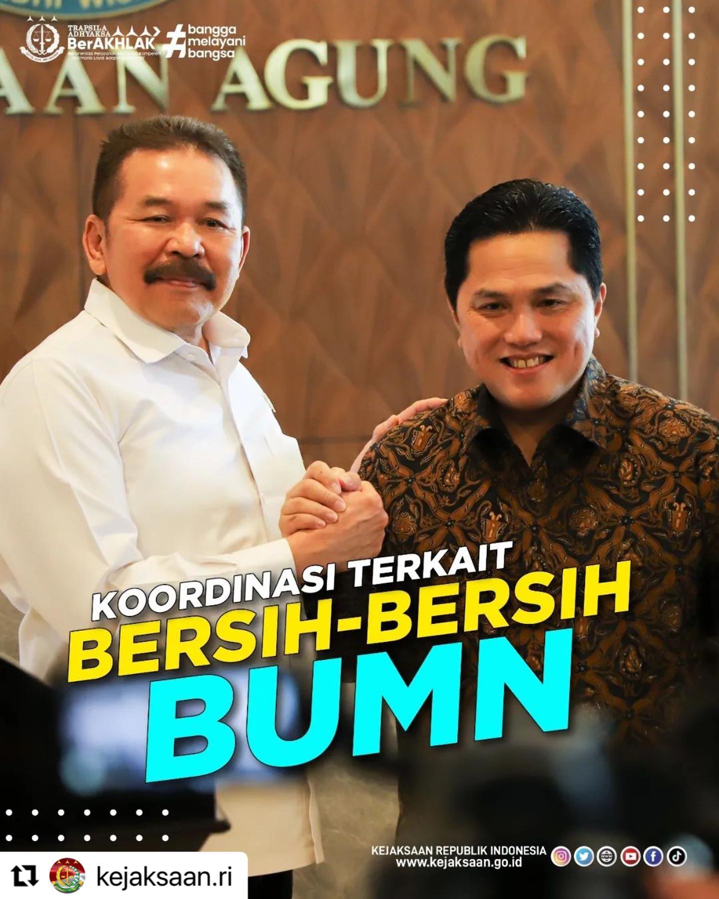 #Repost @kejaksaan.ri・・・Senin 06 Maret 2023 bertempat di Gedung Utama Kejaksaan Agung, Jaksa Agung Burhanuddin menyampaikan bahwa telah menerima kunjungan silaturahmi dengan Menteri BUMN Erick Thohir dalam rangka mendukung bersih-bersih BUMN. Jaksa Agung menuturkan bahwa pertemuan silaturahmi merupakan pertemuan rutin setiap tiga bulan sekali. Selanjutnya, Menteri BUMN menyampaikan pertemuan silaturahmi ini harus berkelanjutan dan sinergitas program untuk mensinkronkan data-data yang perlu ditindaklanjuti. Menteri BUMN mengatakan hal ini dalam rangka kembali merapikan dan menyelesaikan persoalan-persoalan terkait PT Asuransi Jiwasraya dan Waskita yang berhubungan dengan kepentingan publik sebagaimana menjadi prioritas Jaksa Agung.Simak berita selengkapnya di www.kejaksaan.go.id#KejaksaanRI #JaksaAgung #JaksaProfesional #JaksaBerintegritas #TrapsilaAdhyaksaBerakhlaq #BUMN #sapubersihkoruptor #BUMNuntukindonesia - from Instagram