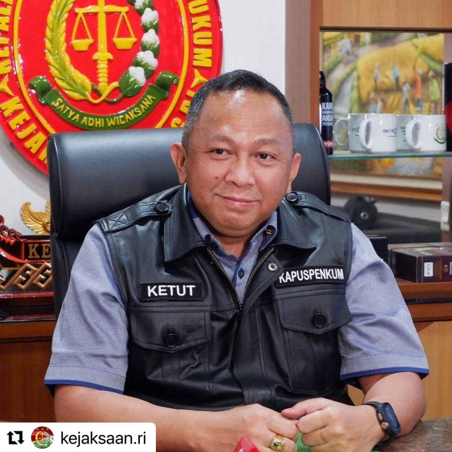 #Repost @kejaksaan.ri ・・・Kapuspenkum: Tidak Ada RJ Bagi Mario Dandy dkk yang Melakukan Penganiayaan Keji terhadapKorban Cristalino David Ozora Latumahina. Mengenai pemberitaan terkait Kepala Kejaksaan Tinggi DKI Jakarta menawarkan perdamaian kepada keluarga korban Cristalino David Ozora Latumahina dalam kasus penganiayaan dengan Tersangka MDS, Tersangka SLRPL, serta AG, melalui siaran pers ini, Pusat Penerangan Hukum Kejaksaan Agung menyampaikan beberapa hal sebagai berikut:1. Dalam kasus penganiayaan terhadap korban Cristalino David Ozora, secara tegas disampaikan bahwa Tersangka MDS dan Tersangka SLRPL tidak layak mendapatkan restorative justice. Hal ini dikarenakan ancaman hukuman pidana penjara melebihi batas yang telah diatur dalam Peraturan Kejaksaan Republik Indonesia Nomor 15 Tahun 2020, serta perbuatan yang dilakukan oleh Tersangka sangat keji dan berdampak luas baik di media maupun masyarakat, sehingga perlu adanya tindakan dan hukuman tegas bagi para pelaku.2. Terkait dengan pelaku anak AG (anak berkonflik dengan hukum), undang-undang tentang Sistem Peradilan Pidana Anak mewajibkan Aparat Penegak Hukum agar setiap jenjang penanganan perkara pelaku anak, untuk melakukan upaya-upaya damai dalam rangka menjaga masa depan anak yang berkonflik dengan hukum yakni diversi bukan restorative justice. Meski demikian, diversi hanya bisa dilaksanakan apabila ada perdamaian dan pemberian maaf dari korban dan keluarga korban. Bila tidak ada kata maaf, maka perkara pelaku anak harus dilanjutkan sampai pengadilan.#KejaksaanRI #JaksaProfesional #JaksaBerintegritas #TrapsilaAdhyaksaBerakhlak - from Instagram
