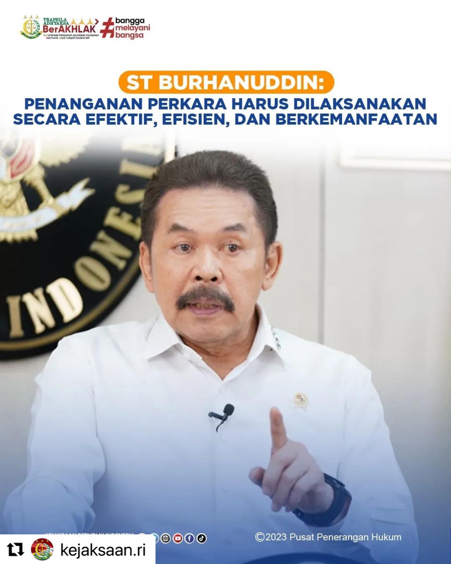 #Repost @kejaksaan.ri ・・・Rabu 14 Juni 2023, Jaksa Agung ST Burhanuddin memberikan pengarahan dalam Kunjungan Kerja Virtual. Dalam arahannya, Jaksa Agung mengatakan kualitas penanganan perkara yang dilaksanakan, secara tidak langsung akan menjadi tolok ukur yang menentukan kualitas indeks persepsi publik terhadap institusi Kejaksaan. Untuk itu dalam setiap penanganan perkara, khususnya perkara yang terjadi dalam lingkup penyelenggaraan pemerintahan daerah, agar dilaksanakan secara efektif, efisien, dan berkemanfaatan, serta tidak menimbulkan kegaduhan di masyarakat.Baca berita seputar Kejaksaan di www.kejaksaan.go.id #kejaksaanri #jaksaprofesional #jaksaagung #jaksaberintegritas #trapsilaadhyaksaberakhlak #kenalihukumjauhkanhukuman #Tajamkeatashumaniskebawah - from Instagram