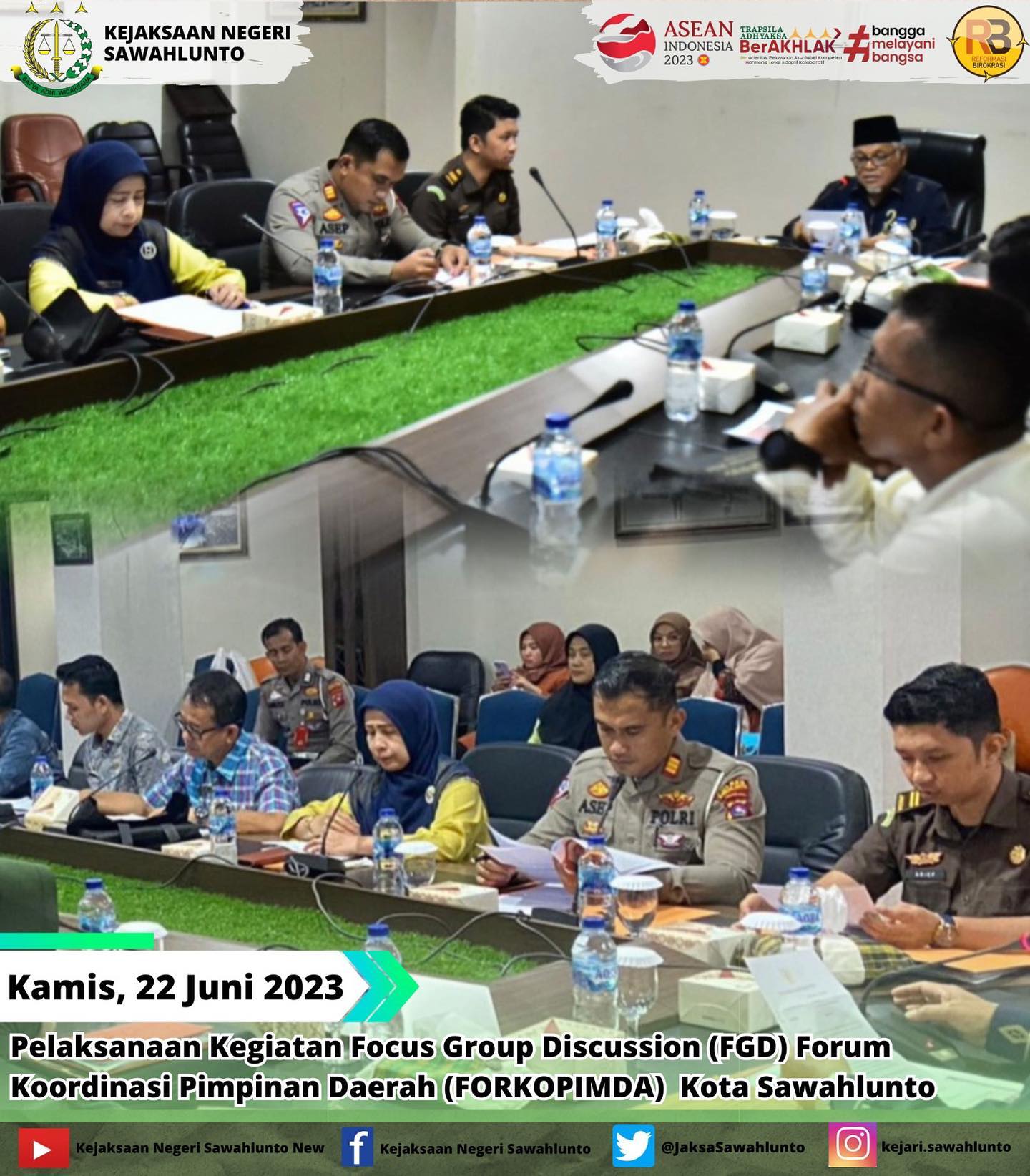 Kamis, 22 Juli 2023Kasubsi A Arief Hidayat,S.H melaksanakan kegiatan Focus Group Discussion (FGD) Forum Koordinasi Pimpinan Daerah (FORKOPIMDA) Kota Sawahlunto dengan materi :1. Sosialisasi tahapan Pencalonan Anggota DPRD Kota Sawahlunto pada Pemilu 20242. Membicarakan Persiapan Pelaksanaan Kirab Bendera Pemilu Tahun 2024 dan Louching Pembagian Bendera Merah Putih dalam rangka HUT-RI ke 783. Persiapan menyambut Hari Raya Idul Adha 1444H____Update informasi anda tentang Kejaksaan Negeri Sawahlunto terbaru di official account Instagram,Facebook dan Youtube kami !!..____FACEBOOK : Kejaksaan Negeri SawahluntoYOUTUBE : Kejakaaan Negeri Sawahlunto NewTWITTER : @JaksaSawahlunto..________#KejaksaanRI#kejatisumaterabarat@kejatisumaterabarat#kejarisawahlunto - from Instagram