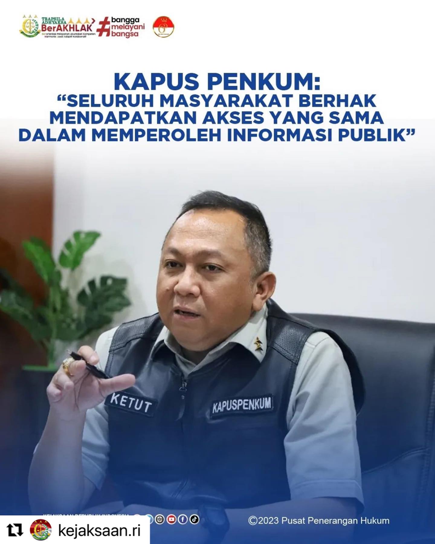 #Repost @kejaksaan.ri ・・・Selasa 11 Juli 2023 secara virtual dari Press Room Pusat Penerangan Hukum Kejaksaan Agung, Kepala Pusat Penerangan Hukum (Kapuspenkum) Dr. Ketut Sumedana memberikan sambutan pada Acara Sosialisasi, Monitoring, dan Evaluasi Keterbukaan Informasi Publik Kejaksaan Republik Indonesia Tahun 2023.Kapuspenkum menyampaikan bahwa acara sosialisasi ini sangatlah penting karena tidak hanya berkaitan dengan berbicara ke media massa semata, tetapi juga pada upaya-upaya publikasi kinerja dalam rangka keterbukaan informasi publik khususnya untuk satuan kerja di daerah.Kapuspenkum juga menyampaikan agar para satuan kerja mempedomani dan melaksanakan Instruksi Jaksa Agung Nomor: INS-006/A/JA/09/2012 tentang Penyampaian Data dan Informasi Kinerja di Lingkungan Kejaksaan RI dalam Rangka Penyampaian Informasi Kepada Publik Melalui Media Massa, dan Instruksi Jaksa Agung RI Nomor 13 Tahun 2022 tentang Program Jaksa Menjawab, dengan baik, benar, serta berkelanjutan.Simak berita selengkapnya di www.kejaksaan.go.id#KejaksaanRI #JaksaAgung #JaksaProfesional #JaksaBerintegritas #TrapsilaAdhyaksaBerakhlak #KenaliHukumJauhkanHukuman - from Instagram