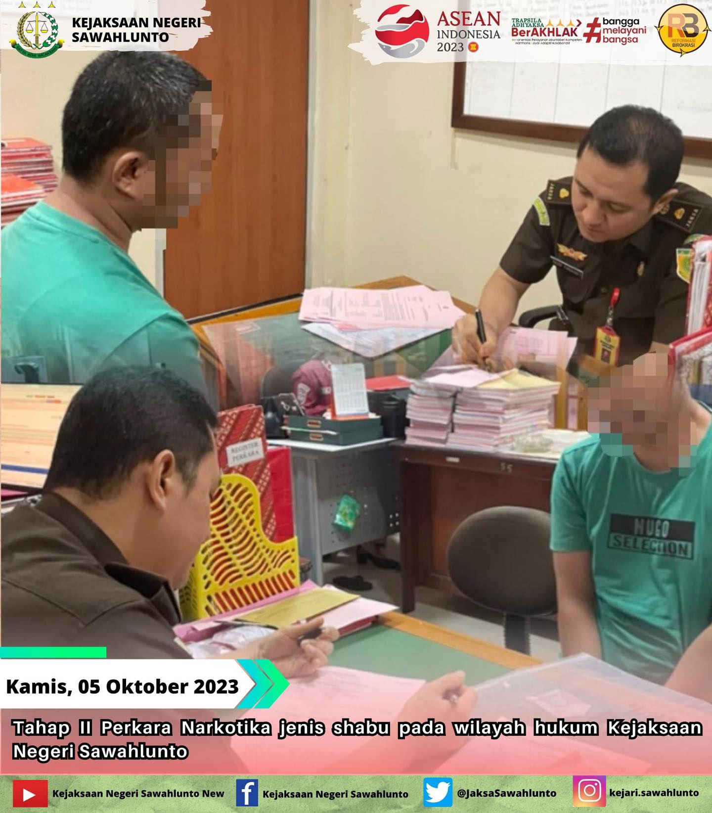 Kamis, 05 Oktober 2023Tahap II Perkara Narkotika jenis shabu pada wilayah hukum Kejaksaan Negeri Sawahlunto.Update informasi anda tentang Kejaksaan Negeri Sawahlunto terbaru di official account Instagram,Facebook dan Youtube kami !!..____FACEBOOK : Kejaksaan Negeri SawahluntoYOUTUBE : Kejakaaan Negeri Sawahlunto NewTWITTER : @JaksaSawahlunto..________#KejaksaanRI#kejatisumaterabarat@kejatisumaterabarat#kejarisawahlunto - from Instagram