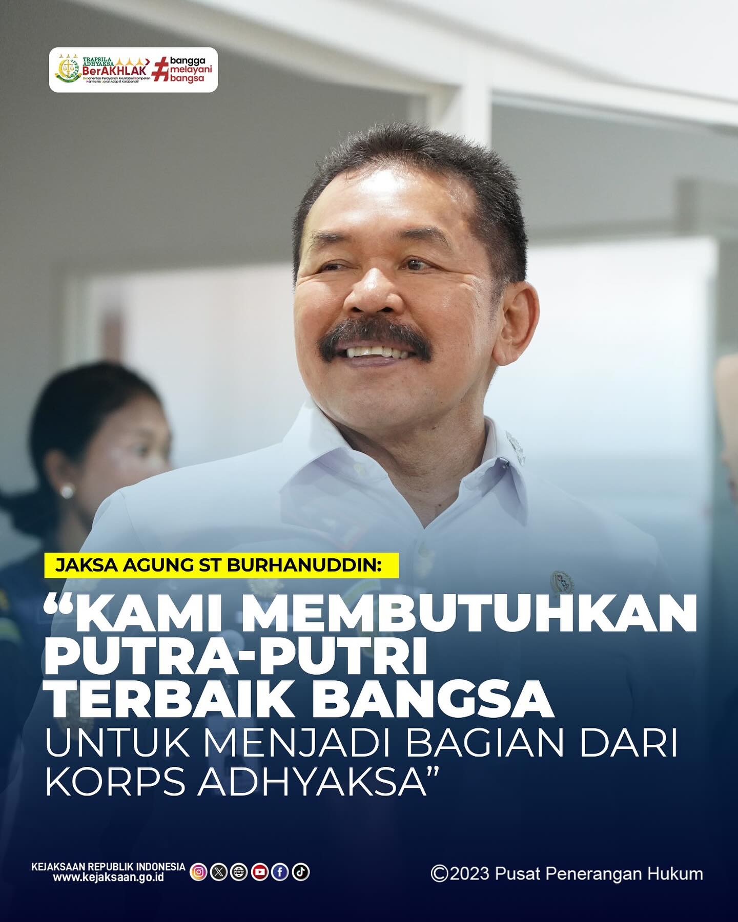 Menyikapi proses penerimaan Calon Pegawai Negeri Sipil (CPNS) Kejaksaan yang telah memasuki tahap ujian tertulis, ternyata masih banyak ditemukan kecurangan seperti penggunaan joki dalam pelaksanaan ujian.Jaksa Agung menyampaikan bahwa Kejaksaan menerima pegawai-pegawai dengan Sumber Daya Manusia (SDM) yang memadai. Jika ditemukan ada yang mengganggu proses penerimaan yang sedang berjalan, Jaksa Agung tidak segan akan menindak tegas, termasuk jika ditemukan keterlibatan orang dalam/pihak internal Kejaksaan, Selain itu, Jaksa Agung juga mengimbau kepada masyarakat agar jangan ada yang percaya terhadap pihak yang bisa mengurus atau mempermudah proses rekrutmen menjadi pegawai Kejaksaan.“Saya percaya dengan penyelenggaraan penerimaan CPNS yang baik, akan menghasilkan SDM yang berkualitas baik,” pungkas Jaksa Agung.Simak berita selengkapnya di www.kejaksaan.go.id#KejaksaanRI #JaksaAgung #JaksaProfesional #JaksaBerintegritas #TrapsilaAdhyaksaBerakhlak #KenaliHukumJuhkanHukuman - from Instagram