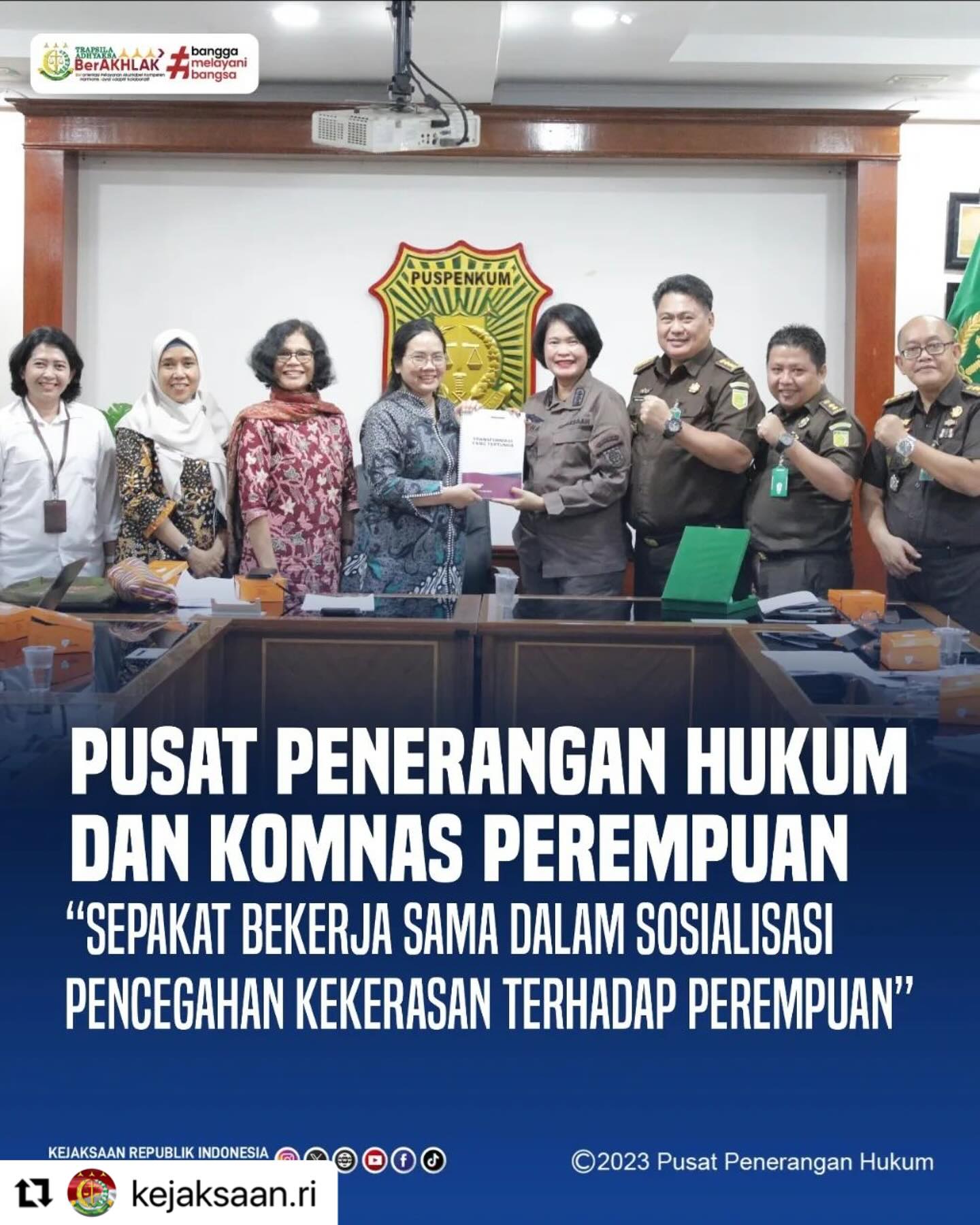 #Repost @kejaksaan.ri・・・Kamis 30 November 2023 pukul 09.00 WIB bertempat di Press Room, Gedung Pusat Penerangan Hukum Kejaksaan Agung, telah berlangsung audiensi antara Pusat Penerangan Hukum dengan Komisi Nasional (Komnas) Perempuan, dalam rangka silaturahmi dan membahas perkara pidana kekerasan terhadap perempuan yang sering terjadi di lingkungan masyarakat.Audiensi ini turut dihadiri oleh Kepala Bidang Hubungan Antar Lembaga, Stanley Yos Bukara, S.H., Kepala Sub Bidang Hubungan Lembaga Non Pemerintah Henry Yulianto, S.H., M.H., Kepala Sub Bidang Penerangan Hukum Eben Ezer Mangunsong, S.H., M.H., dan Jaksa Fungsional Retna K. Rachman, S.H., M.H. Sedangkan, perwakilan Komnas Perempuan yang turut hadir yaitu Rainy Maryke Hutabarat selaku Komisioner, Koordinator Divisi Pemulihan Suraya Ramli, serta Asskor Divisi Pemulihan Zariqah A dan Ova Siti Sofwatul Ummah.Simak berita selengkapnya di www.kejaksaan.go.id#KejaksaanRI #JaksaAgung #JaksaProfesionaldanBerintegritas #TrapsilaAdhyaksaBerakhlak #KenaliHukumJauhkanHukuman - from Instagram