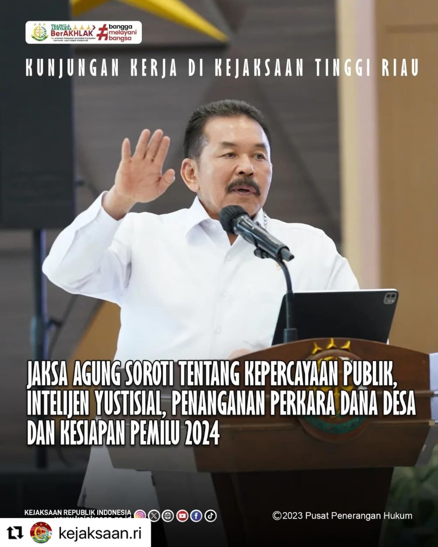 #Repost @kejaksaan.ri・・・Rabu 06 Desember 2023, Jaksa Agung ST Burhanuddin melanjutkan kunjungan kerja hari ke-2 (dua) dengan mengunjungi Kejaksaan Negeri Kampar, lalu Kejaksaan Tinggi Riau dengan melakukan monitoring sarana dan prasarana, kemudian dilanjutkan dengan memberikan pengarahan oleh Jaksa Agung. Dalam kesempatan ini, Jaksa Agung menyoroti tentang tingkat kepercayaan publik, Intelijen Yustisial, penanganan perkara terkait pengelolaan dana desa dan kedudukan Kejaksaan dalam Sentra Gakkumdu. Jaksa Agung meminta para pimpinan satuan kerja Kejaksaan RI dimanapun berada untuk melaksanakan dengan sungguh-sungguh dalam menjaga kepercayaan dan dukungan dari masyarakat, karena semua tindakan yang dilakukan oleh warga Adhyaksa dalam setiap tahapan penegakan hukum, senantiasa mendapatkan perhatian dari masyarakat Indonesia, baik yang pro maupun yang kontra.Kunjungan kerja Jaksa Agung kali ini turut dihadiri oleh Kepala Kejaksaan Tinggi Riau Kepala Kejaksaan Tinggi Riau Akmal Abbas beserta jajaran, Kepala Pusat Penerangan Hukum Ketut Sumedana, Asisten Khusus Jaksa Agung Sri Kuncoro dan Asisten Umum Jaksa Agung Herry Hermanus Horo.Simak berita selengkapnya di www.kejaksaan.go.id#KejaksaanRI #JaksaAgung #JaksaProfesionaldanBerintegritas #TrapsilaAdhyaksaBerakhlak #KenaliHukumJauhkanHukuman - from Instagram