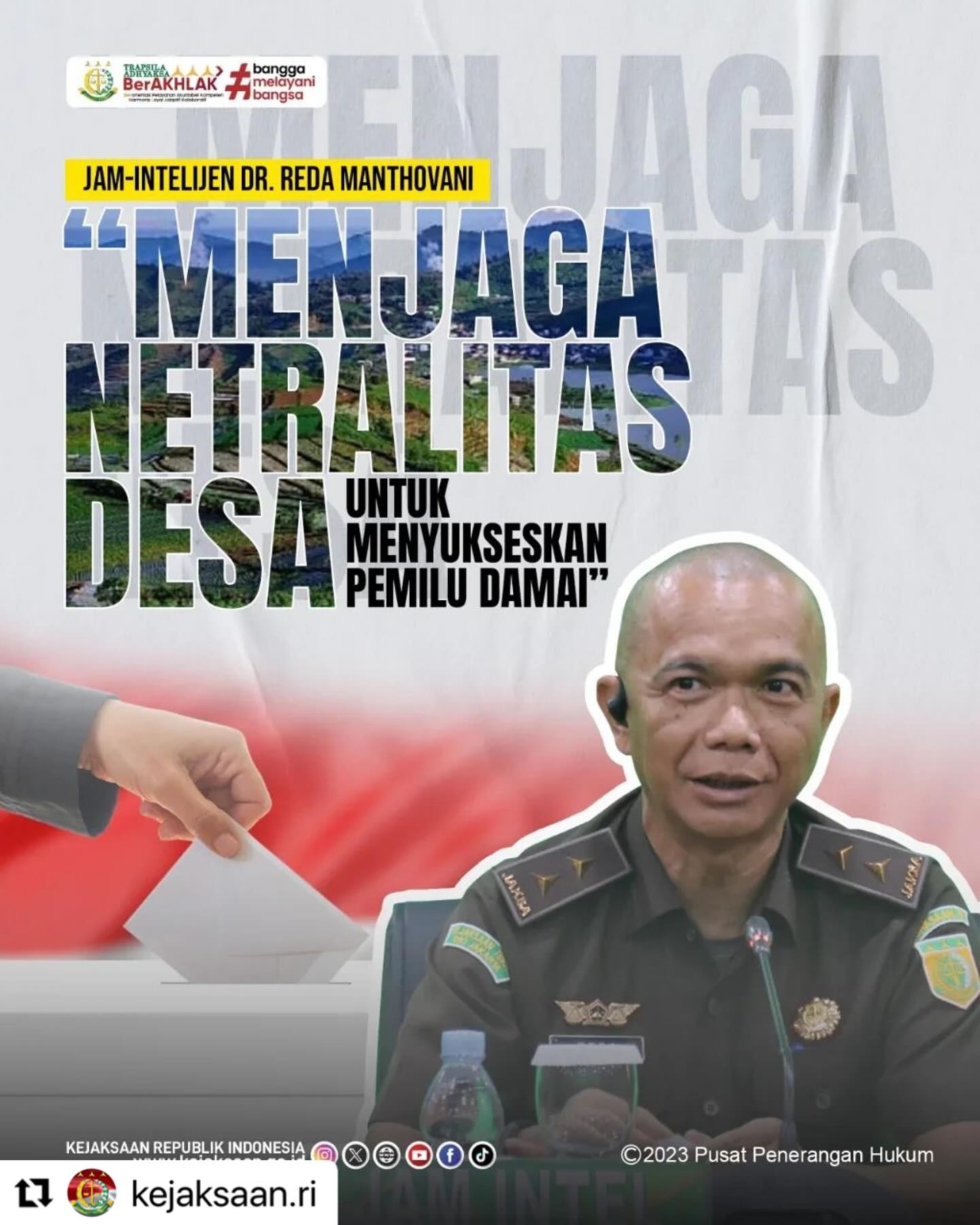 #Repost @kejaksaan.ri ・・・JAM-Intelijen Dr. Reda Manthovani menyampaikan di era Pemilu 2024, kita kawal Netralitas Aparatur Desa agar tidak digiring atau dikerahkan untuk kepentingan politik tertentu, dengan jumlah pemilih di Desa yang begitu banyak hampir 60% tentu saja akan banyak godaan, banyak intervensi, dan banyak yang melirik Aparatur Desa menjadi bagian dari alat politik, itu tentu sangat kita hindari, jadi tidak benar ada suara-suara miring bahwa Kejaksaan ikut dalam berpolitik praktis melalui program-program siluman, bahkan kembali saya tegaskan bahwa kita yang paling pertama kali membuat Memorandum terkait Netralitas Aparatur Penegak Hukum dalam hal ini Kejaksaan, tentu akan kami implementasikan sampai ke tingkat bawah dalam hal ini satuan kerja tingkat Kejari dan Cabang Kejaksaan Negeri. Kita akan awasi netralitas Aparatur Kejaksaan.JAM-Intelijen Dr. Reda Manthovani berharap nantinya kita kawal dan jaga suksesnya Pemilihan Umum 2024, tanpa harus saling mencurigai apalagi membuat berita hoaks atau melempar isu yang belum tentu mengandung kebenaran hanya berdasarkan asumsi atau katanya dari pihak-pihak yang tidak bertanggung jawab, masyarakat dan media dapat mengawasi dan mengkritisi jika diketemukan sesuatu yang melanggar peraturan perundang-undangan dalam pelaksanaan Pemilu 2024.Simak berita selengkapnya di www.kejaksaan.ri.go.id#KejaksaanRI #JaksaAgung #JaksaProfesionaldanBerintegritas #TrapsilaAdhyaksaBerakhlak #KenaliHukumJauhkanHukuman #JaksaGardaDesa - from Instagram