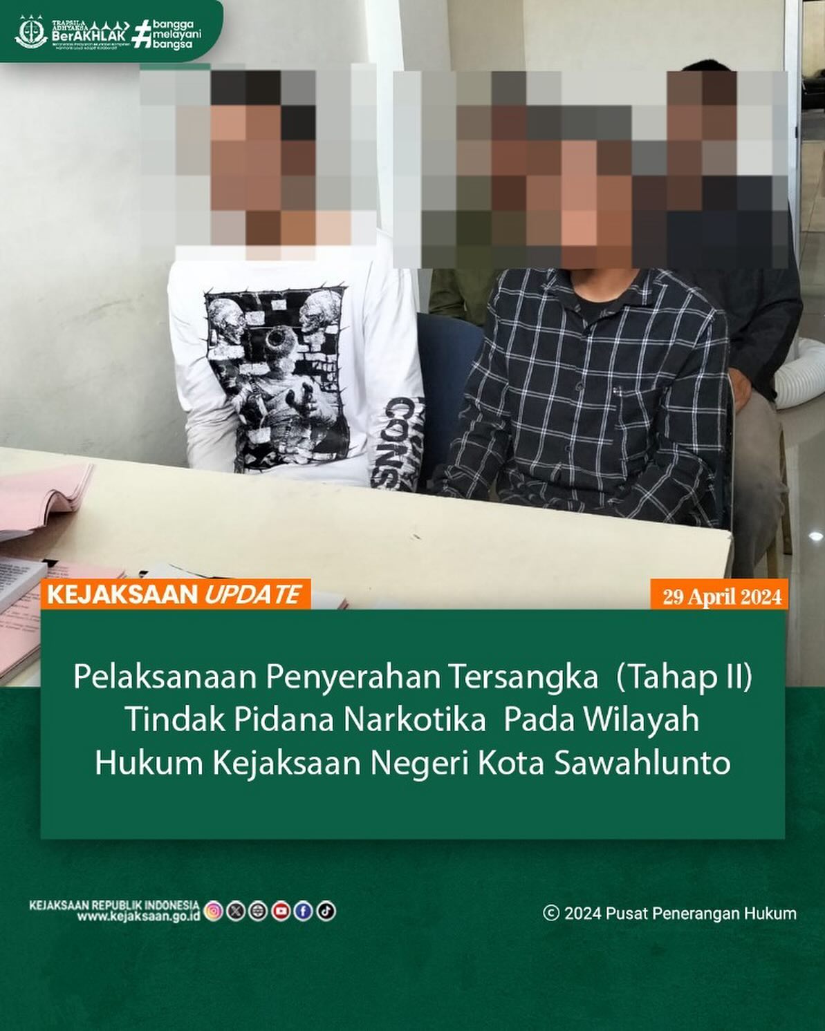 Bahwa pada hari Senin tanggal 29 April 2024 sekitar pukul 13.30 Wib, bertempat di Ruang Pemeriksaan Seksi Tindak Pidana Umum Kejaksaan Negeri Sawahlunto telah dilaksanakan Pelaksanaan Penyerahan Tersangka (Tahap II) Tindak Pidana Narkotika An. Tsk IMAN Alias IMAN,dkk dari Penyidik Polres Sawahlunto.Update terus informasi anda tentang Kejaksaan Negeri Sawahlunto terbaru di official account Instagram,Facebook dan Youtube kami !!..____🌐 kejari-sawahlunto.kejaksaan.go.idFACEBOOK : Kejaksaan Negeri SawahluntoYOUTUBE : Kejakaaan Negeri Sawahlunto NewTWITTER : @JaksaSawahlunto..________#KejaksaanRI#kejatisumaterabarat#kejarisawahlunto - from Instagram