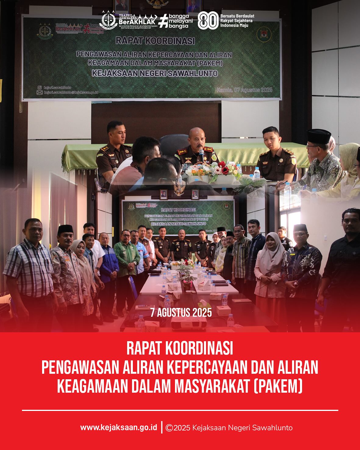 Bahwa pada hari Kamis, 07 Agustus 2025, bertempat di Aula Kantor Kejaksaan Negeri Sawahlunto, Kepala Kejaksaan Negeri Sawahlunto, Bapak Eddy Samrah L, S.H., M.H., bersama Kepala Seksi Bidang Intelijen, Bapak Rendra Taqwa Agusto, S.H., melaksanakan Kegiatan Pengawasan Aliran Kepercayaan dan Aliran Keagamaan Masyarakat (PAKEM) di wilayah Hukum Kejaksaan Negeri SawahluntoKegiatan ini dibuka dengan kata sambutan dari Kepala Kejaksaan Negeri Sawahlunto Rapat Koordinasi ini penting untuk melakukan pengawasan aliran kepercayaan dan aliran keagamaan masyarakat dimana berdasarkan Peraturan Jaksa Agung No. PER-019/A/JA/09/2015 tentang Tim Koordinasi Pengawasan Aliran Kepercayaan dan Aliran Keagamaan dalam Masyarakat.Dalam Perja tersebut Kejaksaan mempunyai Tugas sebagai berikut :1. Menerima dan menganalisa laporan dan atau informasi tentang Aliran Kepercayaan Masyarakat atau Aliran Keagamaan.2. Meneliti dan menilai secara cermat perkembangan suatu Aliran Kepercayaan atau Aliran Keagamaan untuk mengetahui dampak dampaknya bagi ketertiban dan ketentraman umum.3. Mengajukan laporan dan saran sesuai dengan jenjang wewenang dan tanggungjawab.dan Fungsi sebagai berikut : 1. Menyelenggarakan rapat baik secara berkala maupun sewaktu-waktu sesuai kebutuhan.2. Menyelenggarakan pertemuan, konsultasi dengan instansi dan badan-badan lainnya yang dipandang perlu, baik Lembaga Pemerintah maupun Non Pemerintah sesuai kepentingannya.3. Mengadakan pertemuan dengan penganut Aliran Kepercayaan atau Aliran Keagamaan yang dipandang perlu. - from Instagram