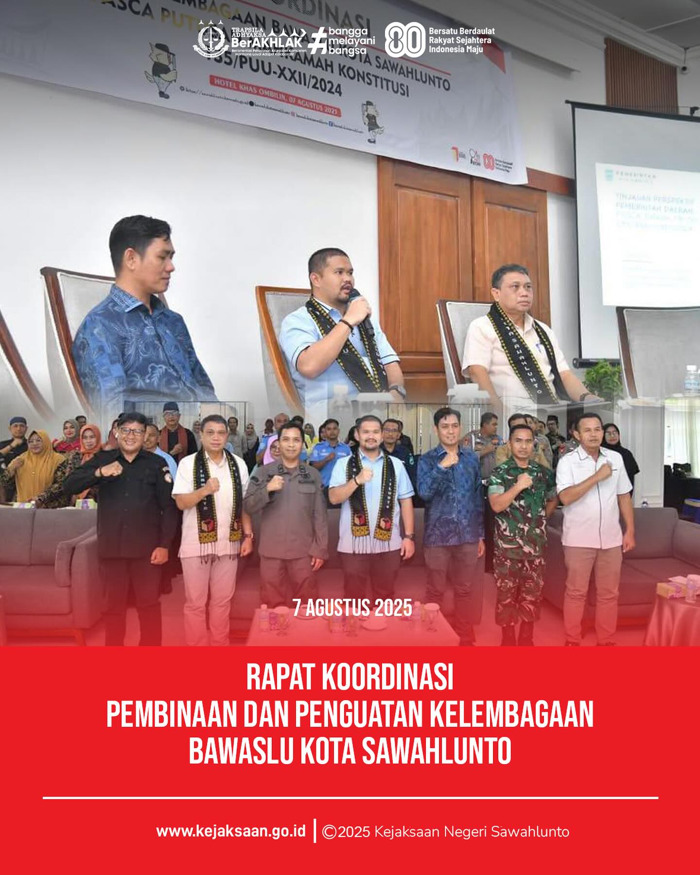 Bahwa pada hari Kamis, 07 Agustus 2025, bertempat di Khas Ombilin Kota Sawahlunto, Kepala Seksi Tindak Pidana Umum, Bapak Adhi Putra Graha, S.H. mengikuti kegiatan Rapat Koordinasi Pembinaan dan Penguatan KelembagaanBawaslu Kota Sawahlunto Pasca Putusan Mahkamah Konstitusi 135/PUU-XXII/2024.Putusan Mahkamah Konstitusi 135/PUU-XXII/2024 menyatakan pemilu nasional dan pemilu lokal tidak boleh lagi dilaksanakan secara bersamaan.Dalam rapat ini disampaikan Kondisi ini tidak terlepas dari kolaborasi lintas sektor antara penyelenggara pemilu, Forkopimda, dan masyarakat. Ke depan, Pemko Sawahlunto berkomitmen untuk terus menyesuaikan kebijakan serta program daerah dengan arahan dari pemerintah pusat dan pemerintah provinsi, terutama dalam menyambut tahapan Pemilu yang semakin kompleksPemko Sawahlunto menyambut baik forum koordinasi ini sebagai bagian dari upaya menyempurnakan ekosistem demokrasi lokal, dengan menempatkan prinsip netralitas ASN, transparansi data, serta kematangan kelembagaan sebagai fondasi utama - from Instagram