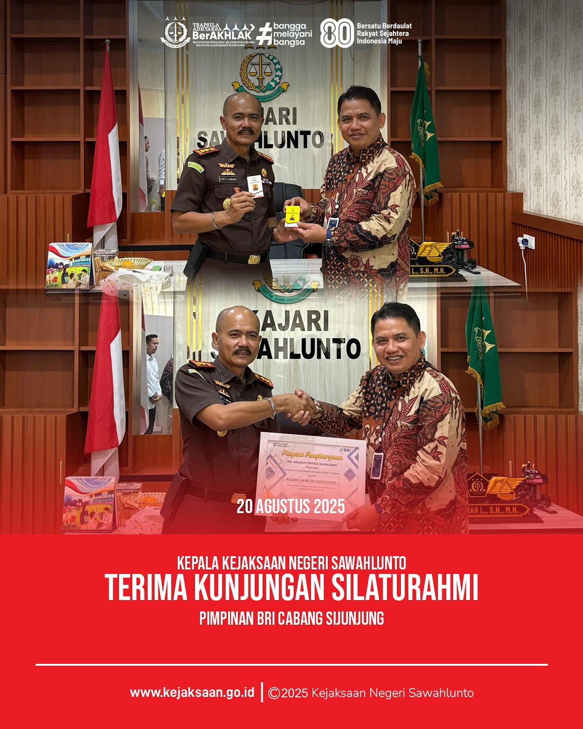 Bahwa pada hari Rabu, 20 Agustus 2025, bertempat di Kantor Kejaksaan Negeri Sawahlunto, Kepala Kejaksaan Negeri Sawahlunto Bapak Eddy Samrah L, S. H., M. H., bersama Kepala Seksi Perdata dan Tata Usaha Negara, Bapak Didi Vinaldo Edwar, S. H., menerima Kunjungan Silaturahmi dari Pimpinan BRI Cabang Sijunjung.Kunjungan dari BRI Cabang Sijunjung bertujuan pelaksanaan kerjasama antar Kejaksaan Negeri Sawahlunto dengan BRI Cabang Sijunjung dalam pembuatan kartu ID pegawai yang telah terhubung dengan sistem e - money dari BRI yaitu BRIZZI.Dalam kunjungan tersebut Pimpinan BRI Cabang Sijunjung juga memberikan Piagam Penghargaan berupa Ucapan Terimakasih dan Penghargaan yang setinggi - tingginya Kepada Kejaksaan Negeri Sawahlunto Selaku Jaksa Pengacara Negara Dalam Keberhasilan Menangani Perkara Perdata. Acara berlangsung dengan suasana santai, sembari saling memberi informasi dan pengertian antar kedua belah pihak sesuai tugas dan fungsi serta kewenangan yang dimiliki. - from Instagram