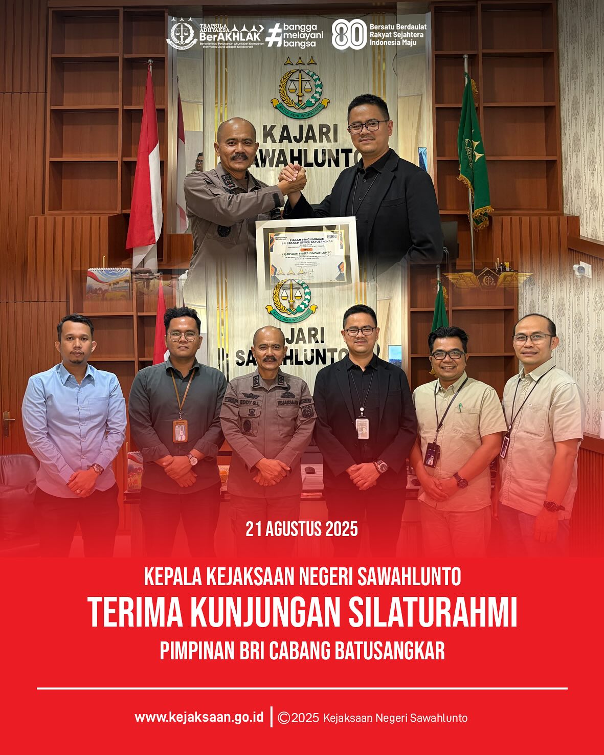 Bahwa pada hari Kamis, 21 Agustus 2025, bertempat di Ruang Kepala Kejaksaan Negeri Sawahlunto, Kepala Kejaksaan Negeri Sawahlunto, Bapak Eddy Samrah L, S. H., M. H., bersama Kepala Seksi Perdata dan Tata Usaha Negara, Bapak Didi Vinaldo Edwar, S. H., menerima Kunjungan Silaturahmi dari Pimpinan BRI Cabang BatusangkarDalam kunjungan tersebut Pimpinan BRI Cabang Batusangkar juga memberikan Piagam Penghargaan berupa Ucapan Terimakasih dan Penghargaan yang setinggi - tingginya Kepada Kejaksaan Negeri Sawahlunto dan Kepala Seksi Perdata dan Tata Usaha Selaku Jaksa Pengacara Negara Dalam Keberhasilan Menangani Perkara Perdata. Acara berlangsung dengan suasana santai, sembari saling memberi informasi dan pengertian antar kedua belah pihak sesuai tugas dan fungsi serta kewenangan yang dimiliki. @kejaksaan.ri @kejatisumaterabarat @eddylimbong - from Instagram