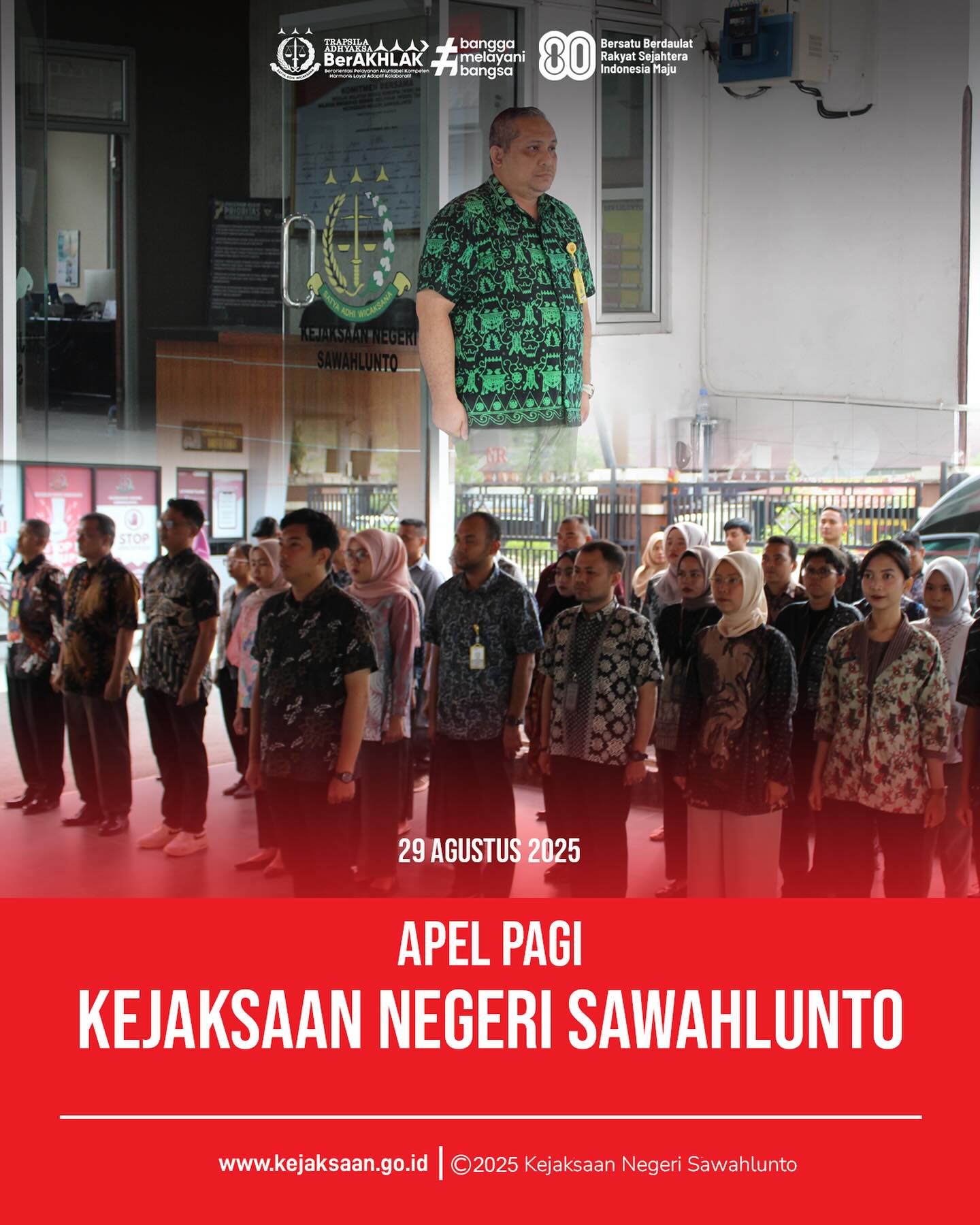 Bahwa pada hari Jumat, 29 Agustus 2025, bertempat di Halaman Kantor Kejaksaan Negeri Sawahlunto, Pukul 07.30 wib telah di laksanakan Apel Pagi yang dipimpin oleh Kepala Seksi Pemulihan Aset dan Pengelola Barang Bukti, Bapak Jovan Kurata Waruwu, S. H., M. H., dan diikuti oleh seluruh Pegawai serta PPNPN Kejaksaan Negeri Sawahlunto.Kepala Seksi Pemulihan Aset dan Pengelola Barang Bukti menyampaikan pentingnya menjaga disiplin, profesionalisme dan integritas serta sopan santun dalam pelaksanaan tugas sehari - hari serta mengajak seluruh pegawai untuk terus meningkatkan semangat kerja dan kebersamaan dalam mewujudkan Kejaksaan yang bersih, transparan, dan berwibawa.Apel pagi ini menjadi sarana pembinaan kedisiplinan, tanggung jawab serta peningkatan semangat kerja bagi seluruh jajaran Kejaksaan Negeri Sawahlunto.Kejaksaan Negeri Sawahlunto terus berkomitmen untuk memberikan pelayanan hukum yang optimal kepada masyarakat melalui kerja yang berorientasi pada integritas, akuntabilitas, dan kinerja yang berkeadilan. - from Instagram