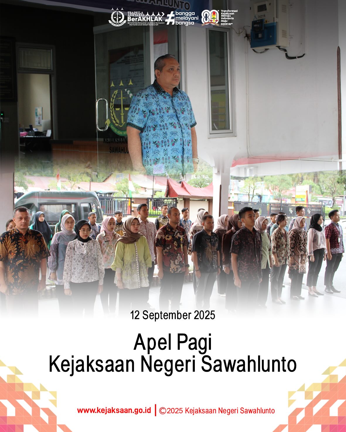 Bahwa pada hari Jumat, 12 September 2025, bertempat di Halaman Kantor Kejaksaan Negeri Sawahlunto, Pukul 07.30 wib telah di laksanakan Apel Pagi yang dipimpin oleh Kepala Seksi Pemulihan Aset dan Pengelola Barang Bukti, Bapak Jovan Kurata Waruwu, S. H., M. H., dan diikuti oleh seluruh Pegawai serta PPNPN Kejaksaan Negeri Sawahlunto.Kepala Seksi Pemulihan Aset dan Pengelola Barang Bukti menyampaikan pentingnya tetap menjaga nama baik institusi, menjaga kewaspadaan dalam penggunaan atribut Kejaksaan, mengingat dinamika sosial dan adanya aksi unjuk rasa di beberapa daerah di Indonesia.Apel pagi ini menjadi sarana pembinaan kedisiplinan, tanggung jawab serta peningkatan semangat kerja bagi seluruh jajaran Kejaksaan Negeri Sawahlunto.Kejaksaan Negeri Sawahlunto terus berkomitmen untuk memberikan pelayanan hukum yang optimal kepada masyarakat melalui kerja yang berorientasi pada integritas, akuntabilitas, dan kinerja yang berkeadilan. - from Instagram