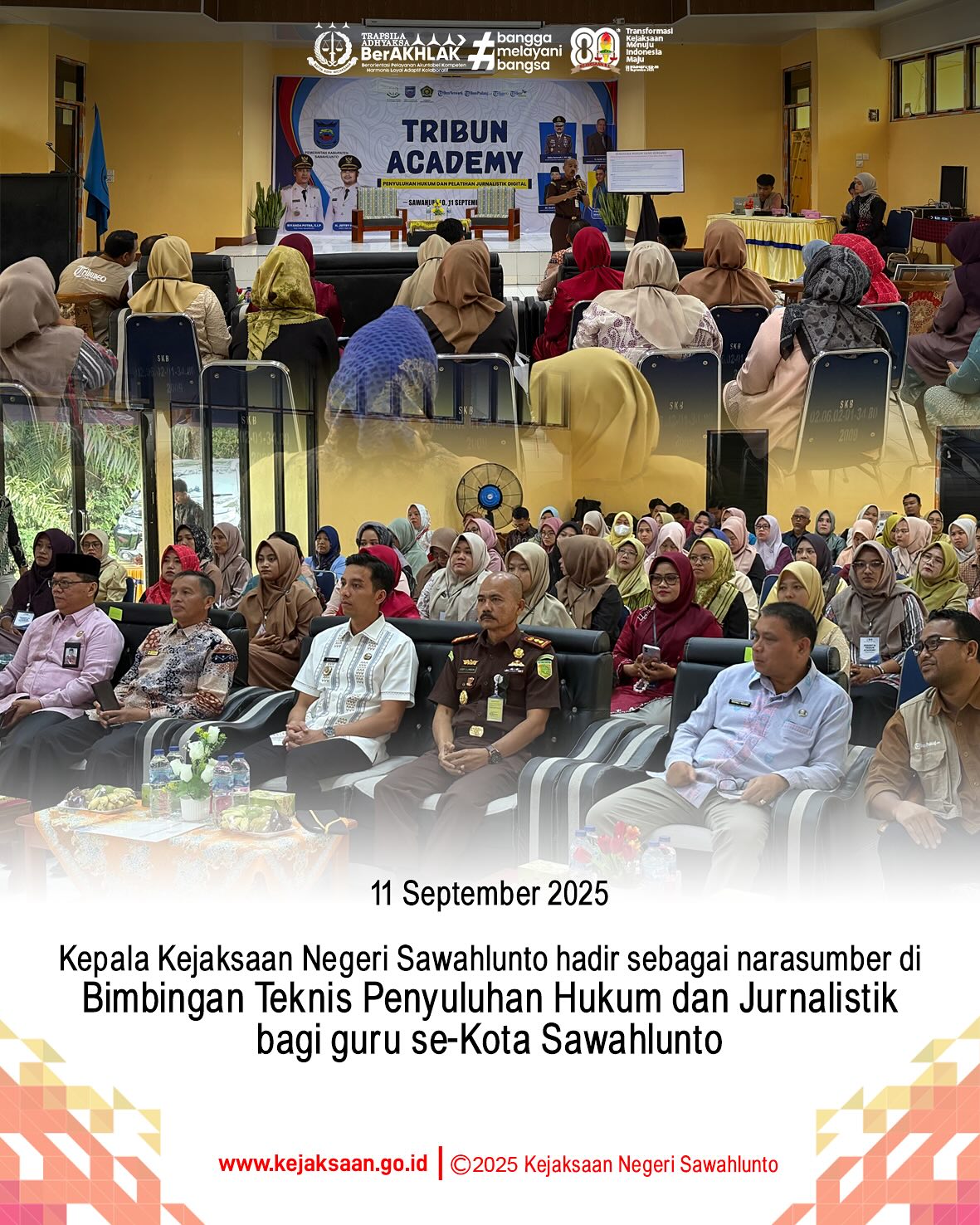 Bahwa pada hari Kamis, 11 September 2025, pukul 08.30 WIB bertempat di Aula SKB Dinas Pendidikan Kota Sawahlunto, Kepala Kejaksaan Negeri Sawahlunto, Bapak Eddy Samrah L, S.H., M. H., menjadi narasumber Bimbingan Teknis Penyuluhan Hukum dan Jurnalistik bagi guru se-Kota Sawahlunto.Kegiatan ini dihadiri Walikota Sawahlunto, Kepala Kantor Kementerian Agama Kota Sawahlunto, Kepala Dinas Pendidikan Kota Sawahlunto, beserta para peserta bimbingan teknis jurnalistik.Tujuan dari diselenggarakannya bimbingan teknis ini yaitu Memberikan pemahaman hukum, khususnya berkaitan dengan penggunaan media sosial secara bijak dan sesuai dengan peraturan perundang-undangan, terutama UU ITE, agar para guru dapat menjadi contoh teladan dalam bermedia digital dan membantu para guru mengasah kemampuan menulis sesuai kaidah jurnalistik yang nantinya akan di kurasi dan di publish di kanal khusus Pendidikan Kota Sawahlunto selama satu tahun pada portal Tribunpadang.com serta berkontribusi positif terhadap poin akreditasi dan sertifikasi guru tanpa adapenambahan biaya lainnya.Kepala Kejaksaan Negeri Sawahlunto menyampaikan paparan dengan judul Literasi Hukum Dalam Jurnalistik dan Media Sosial, yang dalam penyampaian materi tersebut berfokus pada Undang - undang No. 1 Tahun 2024 tentang Perubahan Kedua atas Undang-Undang Nomor 11 Tahun 2008 tentang Informasi dan Transaksi Elektronik dan Undang-undang Nomor 40 Tahun 1999 tentang Pers.Di akhir pemaparannya, Kepala Kejaksaan Negeri Sawahlunto menyampaikan "Menulis berita adalah sebuah karya, namun memastikan kebenarannya adalah tanggung jawab hukum. Karena itu, saring sebelum sharing, sebab sekali dibagikan, jejak digital akan abadi. Literasi tanpa hukum hanyalah cerita, tetapi literasi yang berpijak pada hukum akan menjadi peradaban. Maka, tulislah apa yang benar, bukan sekadar apa yang viral." - from Instagram