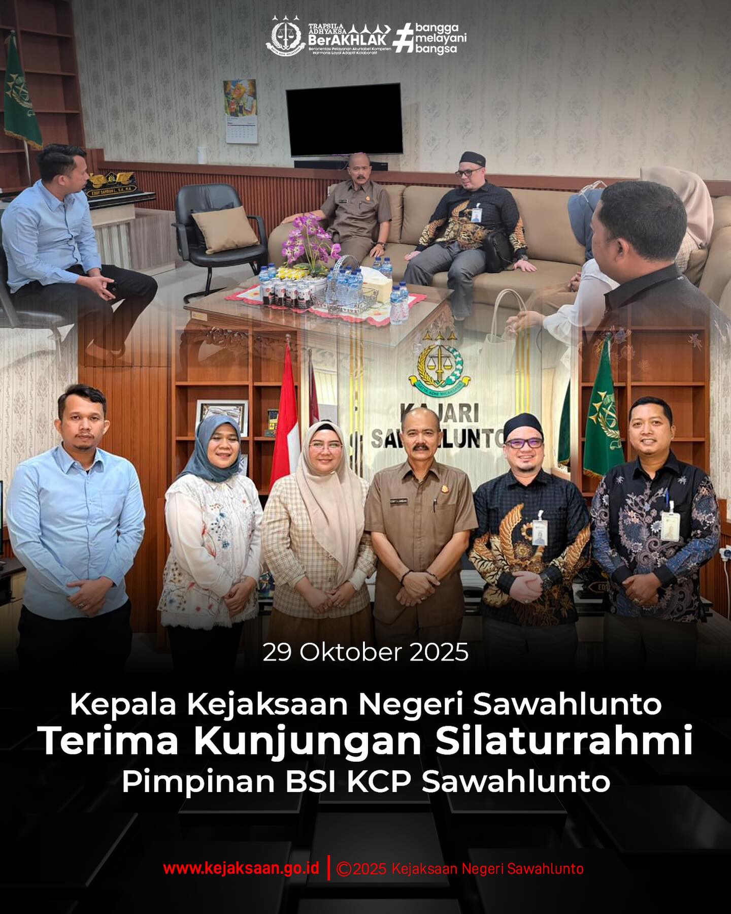 Bahwa pada hari Rabu, 29 Oktober 2025, Pukul 11.00 WIB, bertempat di Ruang Kepala Kejaksaan Negeri Sawahlunto, Kepala Kejaksaan Negeri Sawahlunto, Bapak Eddy Samrah L, S. H., M. H., bersama Kepala Seksi Perdata dan Tata Usaha Negara, Bapak Didi Vinaldo Edwar, S. H., menerima Kunjungan Silaturahmi dari Pimpinan Bank Syariah Indonesia KCP Sawahlunto.Acara berlangsung dengan suasana santai, sembari saling memberi informasi dan pengertian antar kedua belah pihak sesuai tugas dan fungsi serta kewenangan yang dimiliki. - from Instagram