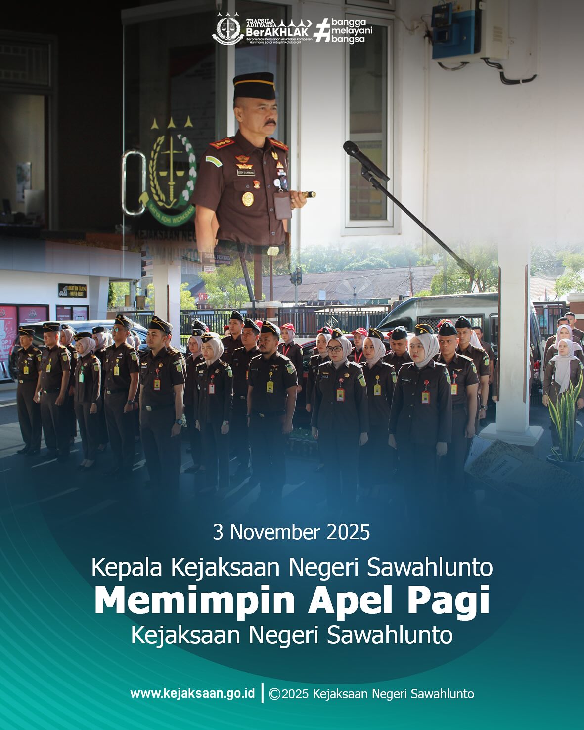 Bahwa pada hari Senin, 3 November 2025, Pukul 07.30 wib, bertempat di Halaman Kantor Kejaksaan Negeri Sawahlunto, telah di laksanakan Apel Pagi yang dipimpin oleh Kepala Kejaksaan Negeri Sawahlunto, Bapak Eddy Samrah Limbong, S. H., M. H., dan diikuti oleh seluruh Pegawai serta PPNPN Kejaksaan Negeri Sawahlunto.Kepala Kejaksaan Negeri Sawahlunto menyampaikan agar setiap bidang melakukan koordinasi dan kolaborasi terkait kegiatan dan penyerapan anggaran mengingat akan berakhirnya Tahun Anggaran 2025.Kepala Kejaksaan Negeri Sawahlunto juga menyampaikan agar setiap pegawai senantiasa menjaga profesionalitas dan integritas dalam menjalankan perannya masing-masing, menjaga sopan santun, serta menjaga kebersihan lingkungan kantor.Apel pagi merupakan kegiatan rutin dan kewajiban setiap ASN untuk memperkuat disiplin, menumbuhkan semangat kerja, serta meningkatkan komitmen seluruh pegawai dalam memberikan pelayanan terbaik kepada masyarakat.Kejaksaan Negeri Sawahlunto terus berkomitmen untuk memberikan pelayanan hukum yang optimal kepada masyarakat melalui kerja yang berorientasi pada integritas, akuntabilitas, dan kinerja yang berkeadilan. @kejaksaan.ri @kejatisumaterabarat - from Instagram
