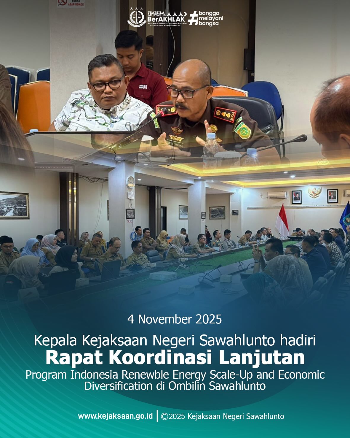 Bahwa pada hari Selasa, 04 November 2025, Pukul 08.45 WIB, bertempat di Ruang Rapat M. Yamin Balaikota Sawahlunto, Kepala Kejaksaan Negeri Sawahlunto, Bapak Eddy Samrah L, S. H., M. H., mengikuti kegiatan Rapat Koordinasi Lanjutan Program Indonesia Renewble Energy Scale-Up and Economic Diversification di Ombilin Sawahlunto.Rapat koordinasi turut dihadiri Ketua Komisi I dan III DPRD Sawahlunto serta jajaran Forkopimda sebagai bentuk koordinasi antarpemangku kepentingan untuk memastikan proses diversifikasi ekonomi dan transisi energi di Sawahlunto berjalan transparan, inklusif, dan berpihak pada masyarakat.PT PLN bersama World Bank memaparkan kajian awal potensi transisi energi berbasis biomassa dan pumped storage hydropower (PLTA Pumped Storage) sebagai opsi pengembangan energi terbarukan di Sawahlunto.Program energi berbasis transisi ini tidak boleh menimbulkan risiko bagi masyarakat, perlu dilakukan kajian baik dampak geologi, Lingkungan dan soaial ekonomi maayarakat, sehingga setiap keputusan harus memastikan keselamatan, kenyamanan, dan hak hidup warga tetap terlindungi,”Wali Kota meminta PLN dan World Bank memperkuat kajian teknis dan analisis sosial-lingkungan secara komprehensif untuk menjamin pelaksanaan program berlangsung hati-hati, terukur, dan aman bagi warga sekitar. - from Instagram