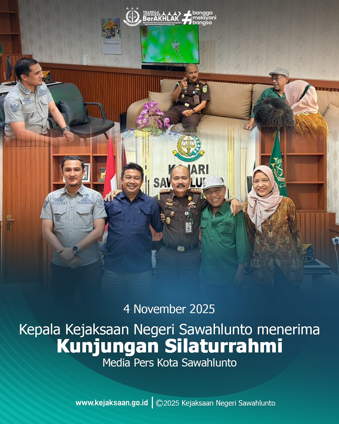 Bahwa pada hari Selasa, 4 November 2025, Pukul 14.00 WIB, bertempat di Ruang Kepala Kejaksaan Negeri Sawahlunto, Kepala Kejaksaan Negeri Sawahlunto, Bapak Eddy Samrah L, S. H., M. H., bersama Kepala Seksi Intelijen, Bapak Rendra Taqwa Agusto, S. H., menerima Kunjungan Silaturahmi dari Media Pers Kota Sawahlunto.Kunjungan Silaturahmi ini bertujuan untuk membangun hubungan baik dan komunikasi yang efektif dalam mendukung tugas Kejaksaan dalam penegakan hukum serta upaya pencegahan Tindak Pidana / meningkatkan kesadaran hukum masyarakat.Acara berlangsung dengan suasana santai, sembari saling memberi informasi dan pengertian antar kedua belah pihak sesuai tugas dan fungsi serta kewenangan yang dimiliki serta ke depan dapat mempererat hubungan baik antara Kejaksaan Negeri Sawahlunto dengan Media Pers dapat terus terjalin dan ditingkatkan. - from Instagram