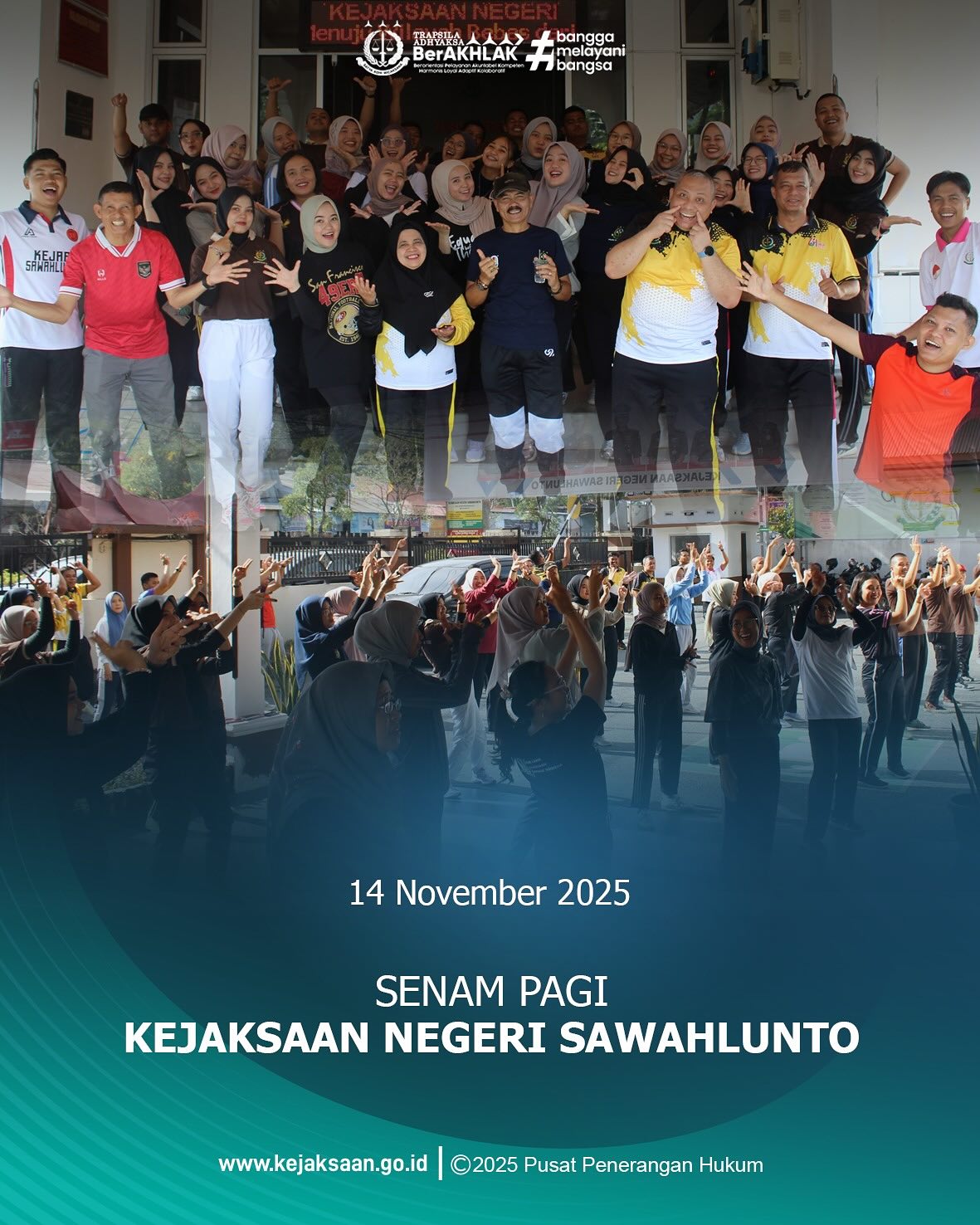 Bahwa pada Jumat tanggal 14 November 2025 pukul 08.00 WIB bertempat di Lapangan Kantor Kejaksaan Negeri Sawahlunto, Kepala Kejaksaan Negeri Sawahlunto, Bapak Eddy Samrah L, S.H., M.H., Para Kasi, Para Jaksa, beserta Staff Kejaksaan Negeri Sawahlunto mengawali kegiatan dengan senam pagi. Bahwa Kejaksaan Negeri Sawahlunto melaksanakan kegiatan senam pagi rutin sebagai bentuk komitmen dalam menjaga kesehatan, kebugaran, serta kesiapan fisik dan mental seluruh pegawai dalam menjalankan tugas dan tanggung jawab sebagai aparat penegak hukum. Melalui kegiatan ini, diharapkan tercipta lingkungan kerja yang harmonis, produktif, dan berintegritas, sehingga setiap insan Adhyaksa mampu memberikan pelayanan terbaik bagi masyarakat. Senam pagi ini bukan hanya menjadi sarana meningkatkan stamina, tetapi juga mempererat kebersamaan, disiplin, serta semangat kerja kolektif demi mewujudkan Kejaksaan yang profesional, berwibawa, dan humanis - from Instagram