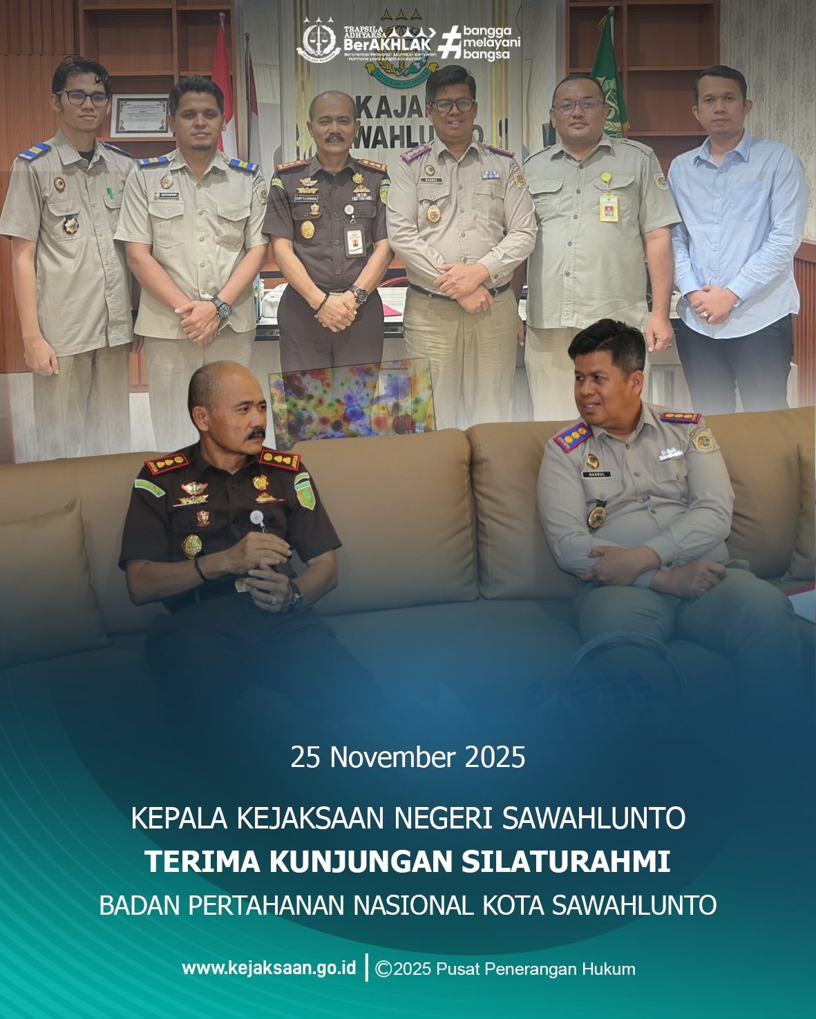 Bahwa pada Selasa tanggal 25 November 2025, Pukul 15.00 Wib, bertempat di Ruangan Kepala Kejaksaan Negeri Sawahlunto, Bapak Eddy Samrah L, S.H., M.H., bersama Kepala Seksi Perdata dan Tata Usaha Negara Kejaksaan Negeri Sawahlunto, Bapak Didi Vinaldo Edwar, S.H., menerima Kunjungan Silaturahmi Kepala Badan Pertanahan Nasional (BPN) Kota Sawahlunto beserta Jajaran. Bahwa Kunjungan tersebut bertujuan untuk memperkuat koordinasi dan kolaborasi antar instansi, sesuai dengan fungsi dan kewenangan masing-masing, melalui pertemuan ini kedua pihak berdiskusi mengenai penguatan pelayanan, peningkatan efektivitas penanganan persoalan pertanahan, serta upaya bersama untuk memberikan kepastian hukum kepada masyarakat khususnya menyangkut dengan Pertanahan, sehingga dapat meminimalisir terjadinya senketa/konflik pertanahan di tengah masyarakat,  Sinergi yang terjalin semakin solid dan mampu menghadirkan pelayanan publik yang lebih transparan, cepat, dan berkualitas. - from Instagram