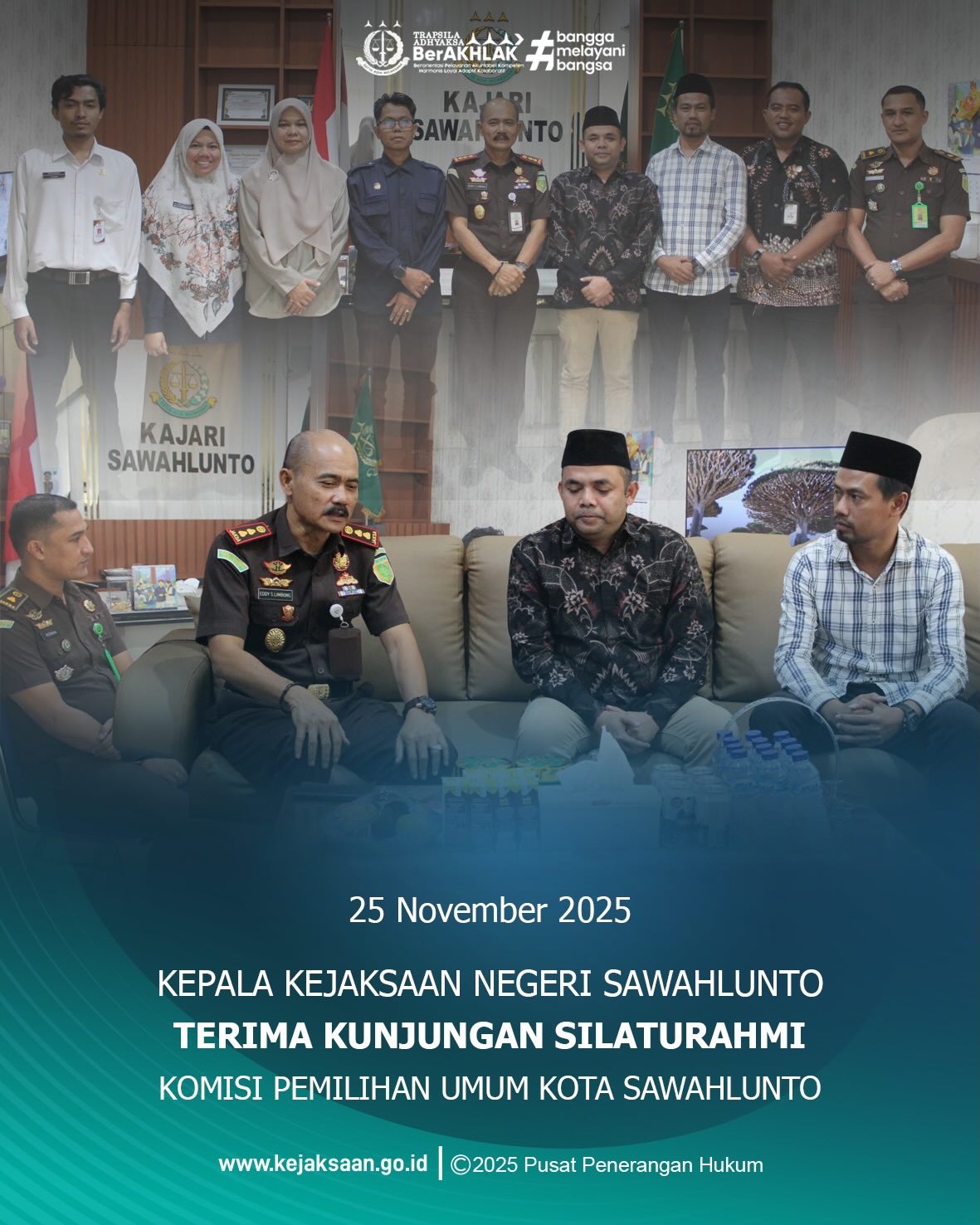 Bahwa pada hari Selasa tanggal 25 November 2025, Pukul 14.00 Wib, bertempat di Ruangan Kepala Kejaksaan Negeri Sawahlunto, Eddy Samrah L, S.H., M.H., didampingi Kepala Seksi Intelijen Kejaksaan Negeri Sawahlunto, Rendra Taqwa Agusto, S.H., menerima Kunjungan Silaturahmi Ketua Komisi Pemilihan Umum Kota Sawahlunto beserta Jajaran.Bahwa Kunjungan tersebut bertujuan untuk Mempererat Koordinasi, dan Memperkuat Sinergi dalam Menjalankan peran dan fungsi masing2 dalam penyelenggaraan Pemilu.Pada kesempatan tersebut Kejaksaan Negeri Sawahlunto Sawahlunto menyampaikan salam hormat dan ucapan terima kasih atas kunjungan KPU Kota Sawahlunto dan menyatakan kesiapan Kejaksaan Negeri Sawahlunto untuk menjalin kerjasama yang baik demi suksesnya penyelenggaraan Pemilu/Pilkada yang jujur, adil, dan aman sehingga mendapatkan pemimpin/Wakil rakyat yg berkualitas.Secara singkat Kepala Kejaksaan Negeri Sawahlunto menyampaikan peran dan fungsi Kejaksaan dalam proses Pemilu/Pilkada, yaitu:- Penegakan hukum tindak pidana Pemilu.- Koordinasi dengan Sentra Gakkumdu (Penegakan Hukum Terpadu) yang terdiri dari unsur Kepolisian, Kejaksaan, dan Bawaslu.- Pemberian pertimbangan hukum (legal opinion) jika diperlukan oleh KPU.- Tekankan komitmen Kejaksaan untuk bertindak netral dan profesional dalam menjalankan tugasnya.Pada kesempatan itu juga Kepala Kejaksaan Negeri Sawahlunto menyampaikan pentingnya komunikasi yang efektif dan koordinasi yang baik dari semua unsur spt Kejaksaan, KPU, Kepolisian, dan Bawaslu dalam Sentra Gakkumdu, dan akan melakukan Penegakan Hukum yang Tegas dan Adil.Kejaksaan berkomitmen untuk menindak tegas setiap pelaku tindak pidana Pemilu sesuai dengan hukum yang berlaku.Terakhir, Kepala Kejaksaan Negeri Sawahlunto juga menekankan akan pentingnya menjaga integritas dan kepercayaan publik terhadap proses Pemilu dan berharap kerjasama antara Kejaksaan dan KPU dapat terus ditingkatkan di masa mendatang. - from Instagram