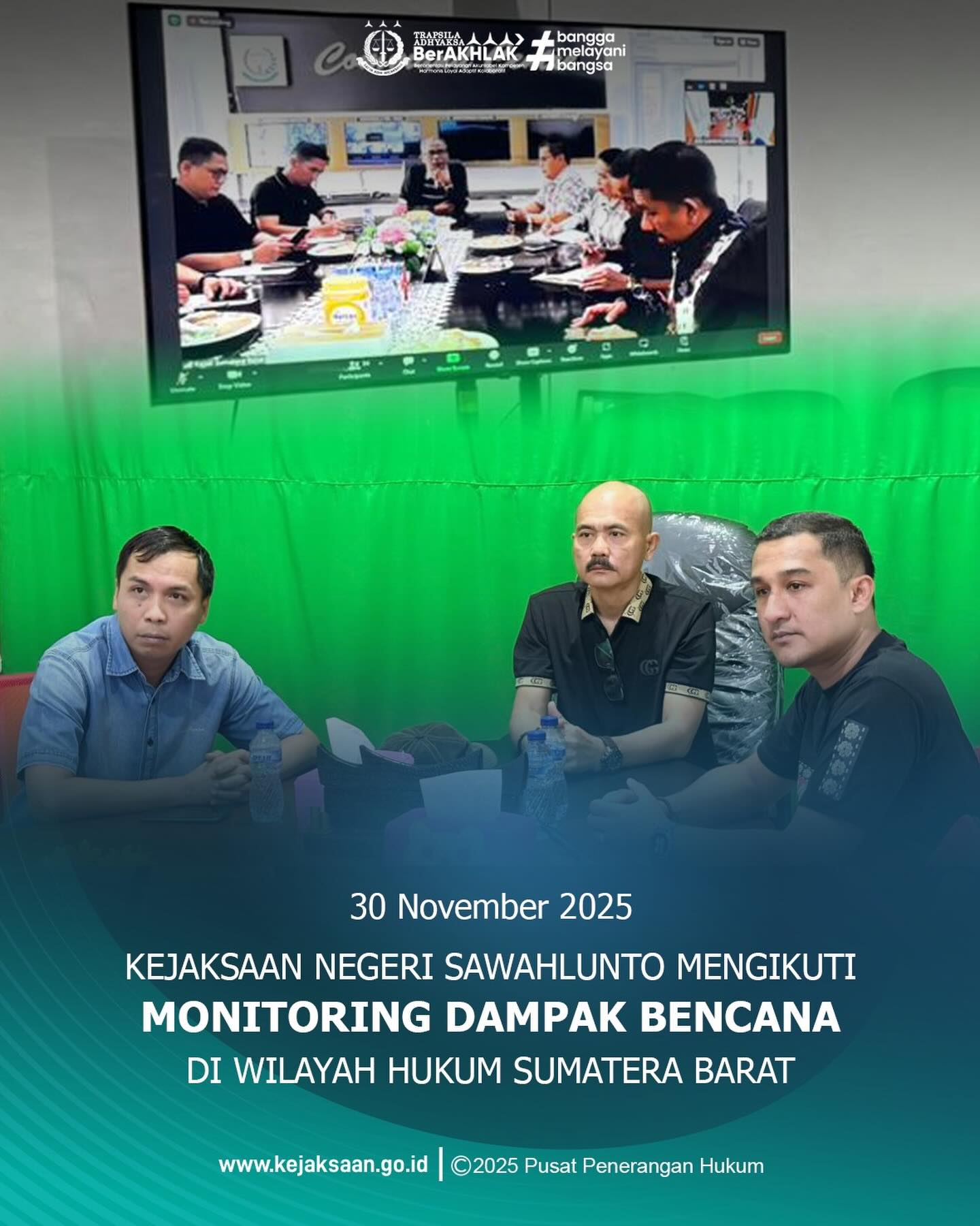 Bahwa pada Minggu tanggal 30 November 2025, pukul 17.00 Wib, bertempat di Ruang Video Conference Kantor Kejaksaan Negeri Sawahlunto,Kepala Kejaksaan Negeri Sawahlunto, Bapak Eddy Samrah L, S.H., M.H., didampingi Kepala Seksi Intelijen Kejaksaan Negeri Sawahlunto, Bapak Rendra Taqwa Agusto, S.H., dan Kepala Seksi Tindak Pidana Umum, Bapak Adhi Putra Graha, S.H., mengikuti Monitoring Dampak Bencana di Wilayah Sumatera Barat bersama dengan Kepala Kejaksaan Tinggi Sumatera Barat.Bahwa Rapat dilaksanakan secara Virtual melalui Aplikasi Zoom Meeting yang dilaksanakan oleh Kejaksaan Tinggi Sumatera Barat, melalui kegiatan ini memastikan koordinasi, langkah cepat, serta kesiap-siagaan jajaran pada Kejaksaan Negeri dalam menyikapi perkembangan situasi di wilayah masing-masing, demi mendukung upaya penanganan bencana secara optimal dan terkoordinasi. - from Instagram