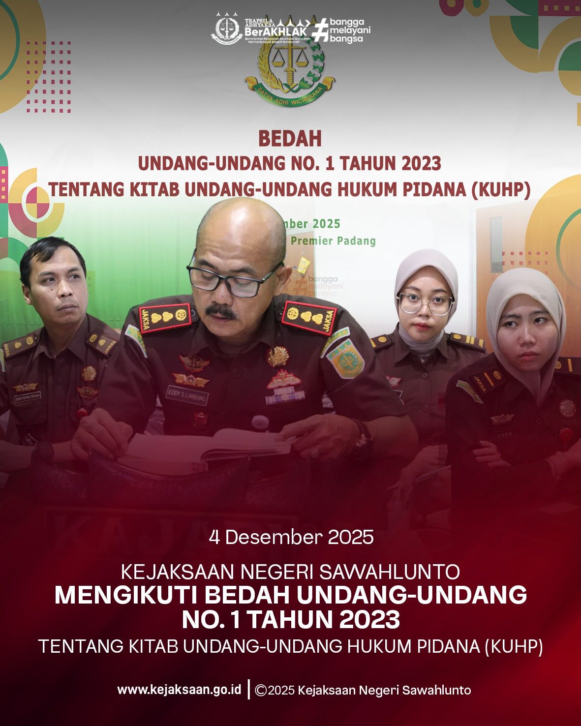 Bahwa pada Kamis, tanggal 4 Desember 2025, Pukul 08.00 Wib, bertempat di Ruang Video Conference Kantor Kejaksaan Negeri Sawahlunto, Kepala Kejaksaan Negeri Sawahlunto, Bapak Eddy Samrah L, S.H., M.H., Kepala Seksi Tindak Pidana Umum, Bapak Adhi Putra Graha, S.H., bersama Para Kasubsi, Jaksa Fungsional dan Staff Kejaksaan Negeri Sawahlunto Mengikuti Bedah Undang-Undang (UU) Nomor 1 Tahun 2023 secara Daring pada hari ke 2.Bahwa Mendukung peningkatan kompetensi dan profesionalisme Aparat Penegak Hukum, Kejaksaan Tinggi Sumatera Barat menggelar Diseminasi Perja Nomor 11 Tahun 2019 tentang Manajemen Karier Pegawai Kejaksaan RI serta Bedah UU Nomor 1 Tahun 2023 tentang KUHP dan KUHAP.Kegiatan dilaksanakan secara luring dan daring pada 3–4 Desember 2025, diikuti oleh seluruh jajaran Kejaksaan Negeri dan Cabjari se-Sumatera Barat.Melalui kegiatan ini, diharapkan seluruh Jaksa semakin siap menghadapi penerapan KUHP dan KUHAP terbaru yang mulai berlaku tahun 2026, serta memahami manajemen karier yang profesional, transparan, dan berintegritas. - from Instagram