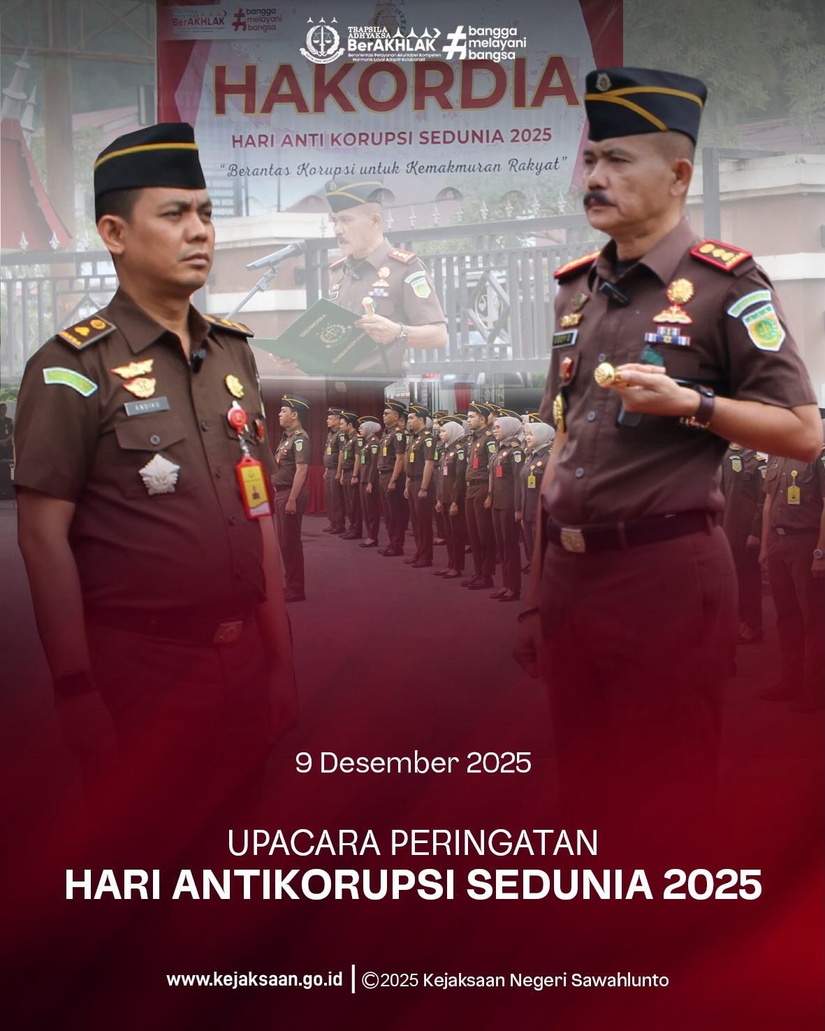 Bahwa pada Selasa tanggal 9 Desember 2025, Pukul 08.00 Wib, bertempat di Lapangan Kejaksaan Negeri Sawahlunto, Kepala Kejaksaan Negeri Sawahlunto, Bapak Eddy Samrah L, S.H., M.H., beserta Para Kasi dan Kasubag, Para Kasubsi, Para Jaksa Fungsional beserta seluruh Staff Kejaksaan Negeri Sawahlunto, mengikuti Upacara Peringatan Hari Anti Korupsi Sedunia Tahun 2025.Bahwa Hari ini bukan sekadar peringatan, tetapi pengingat bahwa masa depan yang bersih tidak lahir dari satu aksi besar, melainkan dari keberanian-keberanian kecil yang kita lakukan setiap hari. Korupsi bukan hanya merugikan negara, korupsi merampas kesempatan, menghancurkan kepercayaan, dan memperlebar jurang ketidakadilan. Ketika satu orang mengambil yang bukan haknya, jutaan lainnya kehilangan hak mereka untuk hidup lebih layak. Tahun 2025 ini, semangat antikorupsi harus menjadi gerakan nyata. Dimulai dari hal yang paling sederhana, menolak gratifikasi, menjaga integritas dalam pekerjaan, tidak memanipulasi data, tidak “menormalisasi” pelanggaran kecil, dan berani bersuara ketika melihat ketidakbenaran. Karena integritas bukan hanya slogan ia adalah pilihan yang kita ulangi setiap hari.Mari membangun budaya jujur dan bersih, bukan karena takut dihukum, tetapi karena kita percaya bahwa bangsa ini pantas mendapatkan masa depan yang lebih terang. Masa depan yang tumbuh dari transparansi, keadilan, dan akuntabilitas. - from Instagram