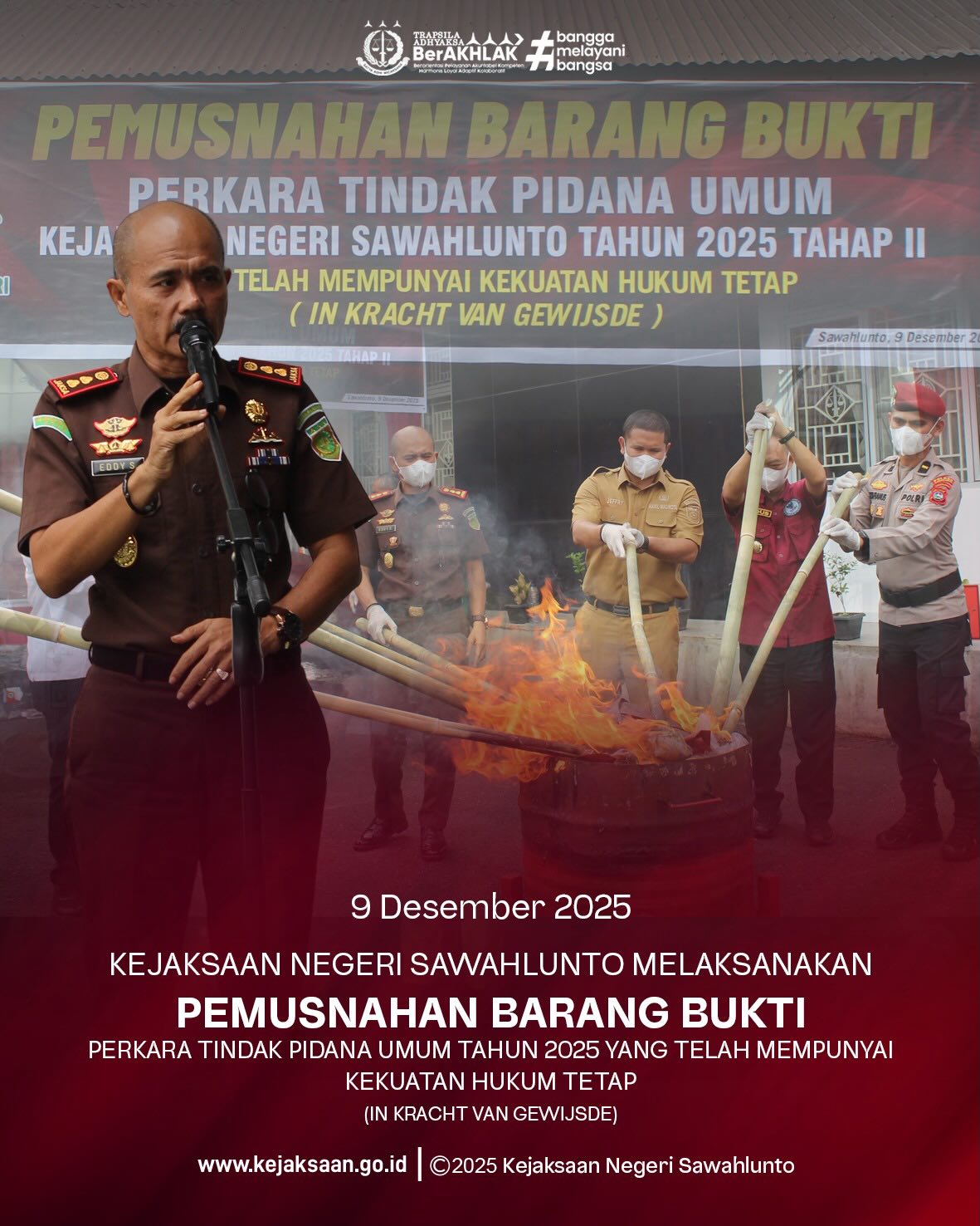 Bahwa pada hari selasa, 9 Desember 2025, Pukul 14.00 WIB, bertempat di Halaman Kantor Kejaksaan Negeri Sawahlunto, Kepala Kejaksaan Negeri Sawahlunto, Bapak Eddy Samrah L, S. H., M. H., beserta Para Kasi dan Kasubbag serta Pegawai pada Kejaksaan Negeri Sawahlunto melaksanakan kegiatan Pemusnahan Barang Bukti Perkara Tindak Pidana Umum Tahun 2025 yang telah mempunyai kekuatan hukum tetap (In Kracht Van Gewijsde).Kegiatan ini dihadiri Wakil Walikota Sawahlunto, Perwakilan Polres Kota Sawahlunto, Perwakilan Rutan Kelas IIB Sawahlunto, Perwakilan Lapas Narkotika Kelas III Sawahlunto, Kepala Badan Narkotika Nasional Kota Sawahlunto, Kepala Dinas Kesehatan Pengendalian Penduduk dan Keluarga Berencana Kota Sawahlunto.Pemusnahan Barang Bukti yang telah mempunyai kekuatan Hukum tetap merupakan tugas dan Putusan Pengadilan sebagaimana yang diamanatkan dalam pasal 270 KUHAP yaitu melaksanakan tugas dan wewenang Kejaksaan dibidang Pidana UmumDalam kegiatan ini, barang bukti yang akan dimusnahkan antara lain : Narkotika, Pakaian, handphone, Timbangan Digital, kertas, dan barang bukti lainnya. - from Instagram