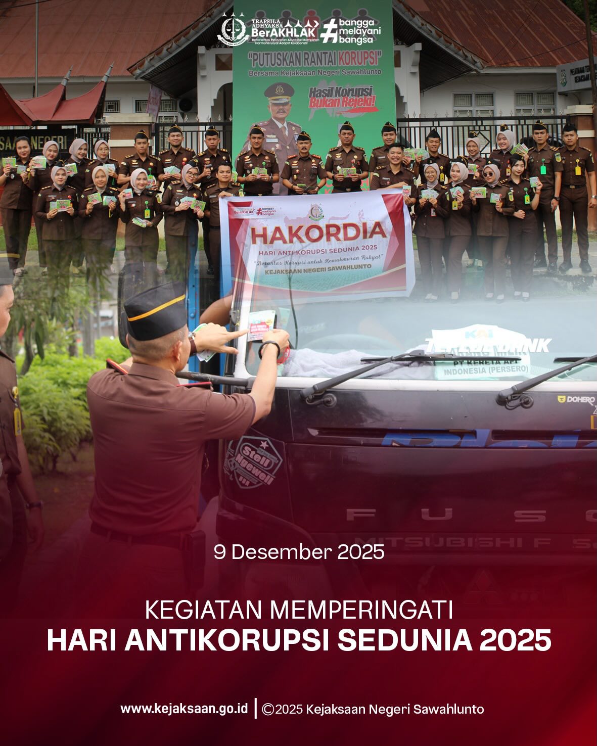Bahwa pada Selasa tanggal 9 Desember 2025, Pukul 09.00 Wib, bertempat di Lapangan Kejaksaan Negeri Sawahlunto, Kepala Kejaksaan Negeri Sawahlunto, Bapak Eddy Samrah L, S.H., M.H., beserta Para Kasi dan Kasubag, Para Kasubsi, Para Jaksa Fungsional beserta seluruh Staff Kejaksaan Negeri Sawahlunto, mengikuti Kegiatan Peringatan Hari Anti Korupsi Sedunia Tahun 2025.Bahwa kegiatan membagikan stiker antikorupsi kepada penggendara lalu lintas dan masyarakat di Kota Sawahlunto, turun langsung ke lapangan untuk membagikan stiker antikorupsi sebagai simbol kecil, namun penuh makna, kejujuran harus terus ditempel dalam setiap langkah kita. Stiker ini mungkin sederhana, tapi pesan di baliknya besar. Setiap kali melihatnya, ingatlah bahwa integritas bukan hanya urusan pejabatini adalah tanggung jawab kita semua. Mulai dari hal kecil: jujur, tidak “akal-akalan”, tidak menormalisasi pelanggaran kecil, dan berani menolak praktik yang merugikan banyak orang.Semoga stiker ini menempel bukan hanya di benda, tetapi juga di hati dan perilaku kita. Mari sama-sama bangun budaya bersih, transparan, dan berintegritas. Karena Indonesia yang bebas korupsi dimulai dari diri kita sendiri. - from Instagram