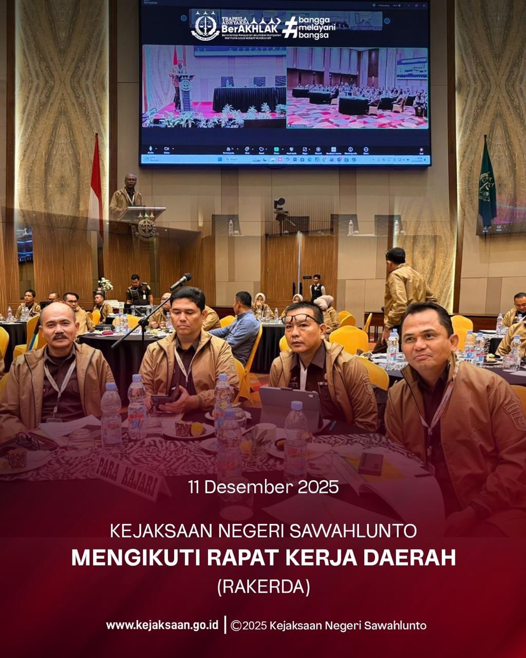Bahwa pada Kamis tanggal 11 Desember 2025, Pukul 08.00 Wib bertempat di The ZHM Premier Hotel Padang, Kepala Kejaksaan Negeri Sawahlunto, Bapak Eddy Samrah L, S.H., M.H., Kepala Seksi Perdata dan Tata Usaha Negara Kejaksaan Negeri Sawahlunto, Bapak Didi Vinaldo Edwar, S.H., dan Kepala Sub Bagian Pembinaan, Ibu Elnita, S.H., mengikuti Rapat Kerja Daerah (RAKERDA). Kejaksaan Tinggi Sumatera Barat menyelenggarakan Rapat Kerja Daerah (RAKERDA) Tahun 2025 pada tanggal 10–12 Desember 2025. Kegiatan ini diikuti oleh seluruh Kajari, Kacabjari, serta para pejabat eselon IV dari seluruh satuan kerja di wilayah Sumatera Barat. RAKERDA 2025 menjadi forum strategis untuk melakukan refleksi, evaluasi, serta sinkronisasi kinerja Kejaksaan dalam menghadapi tantangan penegakan hukum yang semakin kompleks.Melalui pelaksanaan RAKERDA ini, Kejaksaan Tinggi Sumatera Barat menegaskan komitmennya untuk memperkuat koordinasi, meningkatkan profesionalisme, serta memastikan seluruh program dan kegiatan berjalan secara efektif, efisien, dan berorientasi hasil. Semoga hasil yang dirumuskan dapat menjadi pedoman dalam mewujudkan Kejaksaan yang semakin modern, adaptif, dan berintegritas demi pelayanan publik yang bermartabat. - from Instagram