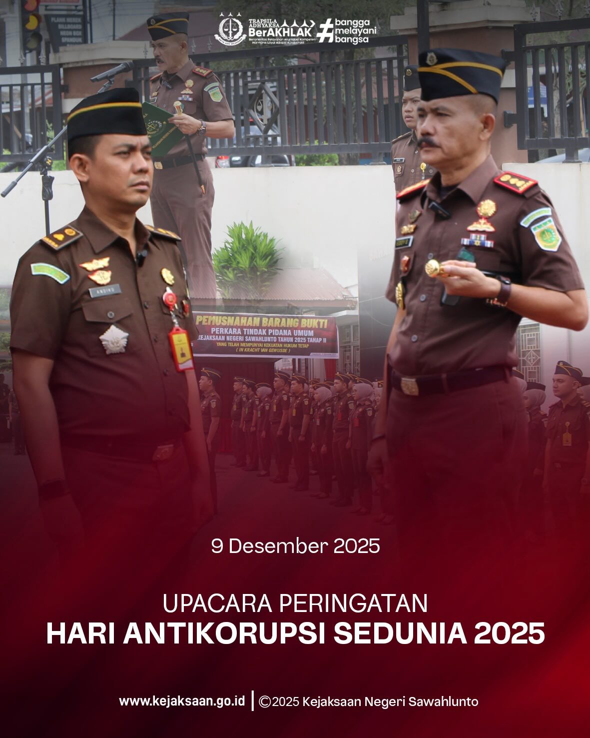 Bahwa pada Selasa tanggal 9 Desember 2025, Pukul 08.00 Wib, bertempat di Lapangan Kejaksaan Negeri Sawahlunto, Kepala Kejaksaan Negeri Sawahlunto, Bapak Eddy Samrah L, S.H., M.H., beserta Para Kasi dan Kasubag, Para Kasubsi, Para Jaksa Fungsional beserta seluruh Staff Kejaksaan Negeri Sawahlunto, mengikuti Upacara Peringatan Hari Anti Korupsi Sedunia Tahun 2025.Bahwa Hari ini bukan sekadar peringatan, tetapi pengingat bahwa masa depan yang bersih tidak lahir dari satu aksi besar, melainkan dari keberanian-keberanian kecil yang kita lakukan setiap hari. Korupsi bukan hanya merugikan negara, korupsi merampas kesempatan, menghancurkan kepercayaan, dan memperlebar jurang ketidakadilan. Ketika satu orang mengambil yang bukan haknya, jutaan lainnya kehilangan hak mereka untuk hidup lebih layak. Tahun 2025 ini, semangat antikorupsi harus menjadi gerakan nyata. Dimulai dari hal yang paling sederhana, menolak gratifikasi, menjaga integritas dalam pekerjaan, tidak memanipulasi data, tidak “menormalisasi” pelanggaran kecil, dan berani bersuara ketika melihat ketidakbenaran. Karena integritas bukan hanya slogan ia adalah pilihan yang kita ulangi setiap hari.Mari membangun budaya jujur dan bersih, bukan karena takut dihukum, tetapi karena kita percaya bahwa bangsa ini pantas mendapatkan masa depan yang lebih terang. Masa depan yang tumbuh dari transparansi, keadilan, dan akuntabilitas. - from Instagram