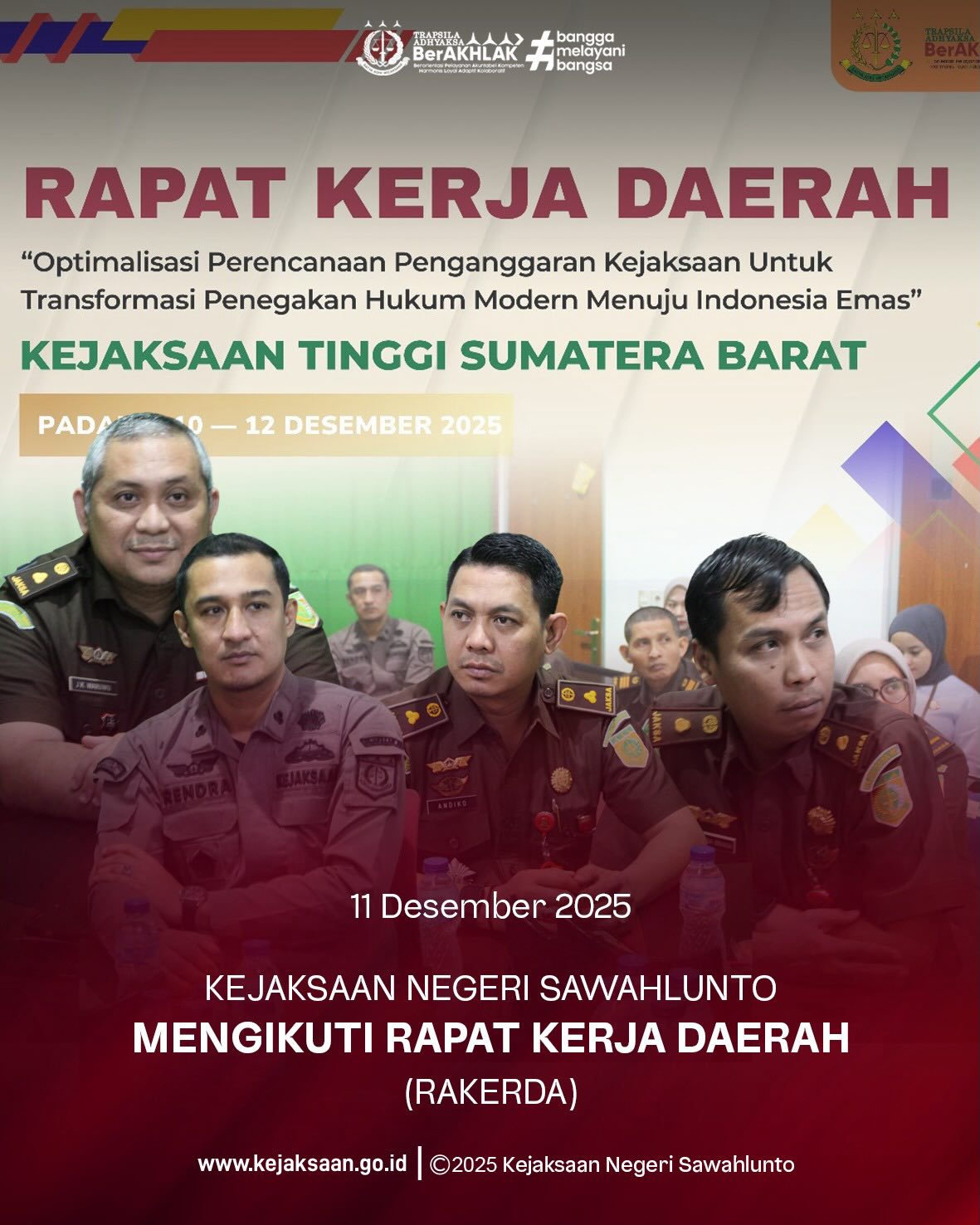 Bahwa pada Kamis tanggal 11 Desember 2025, Pukul 08.30 Wib bertempat di Ruang Video Conference Kantor Kejaksaan Negeri Sawahlunto, Para Kasi dan Kasubsi beserta Jaksa Fungsional mengikuti Rapat Kerja Daerah (RAKERDA) secara daring melalui sarana Aplikasi Zoom Meeting. RAKERDA Tahun 2025 menjadi forum strategis untuk melakukan refleksi, evaluasi, serta sinkronisasi kinerja Kejaksaan dalam menghadapi tantangan penegakan hukum yang semakin kompleks.Melalui pelaksanaan RAKERDA ini, Kejaksaan Tinggi Sumatera Barat menegaskan komitmennya untuk memperkuat koordinasi, meningkatkan profesionalisme, serta memastikan seluruh program dan kegiatan berjalan secara efektif, efisien, dan berorientasi hasil. Semoga hasil yang dirumuskan dapat menjadi pedoman dalam mewujudkan Kejaksaan yang semakin modern, adaptif, dan berintegritas demi pelayanan publik yang bermartabat. - from Instagram