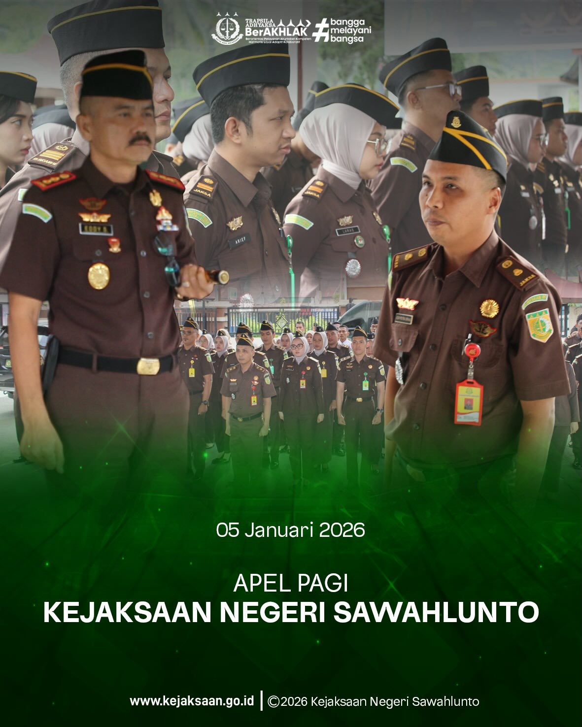 Bahwa pada Senin tanggal 5 Januari 2026, Pukul 07.30 Wib, bertempat di Halaman Kantor Kejaksaan Negeri Sawahlunto, telah dilakasanakan Apel Pagi yang dipimpin oleh Kepala Kejaksaan Negeri Sawahlunto, Bapak Eddy Samrah L, S.H., M.H., dan diikuti oleh seluruh Pegawai serta PPNPN Kejaksaan Negeri Sawahlunto. Dalam amanat Kepala Kejaksaan Negeri Sawahlunto, bagian dari upaya penguatan disiplin, konsolidasi internal, serta penyampaian arah kebijakan pimpinan kepada seluruh jajaran. Kepala Kejaksaan Negeri Sawahlunto menyampaikan apresiasi dan ucapan terima kasih kepada seluruh pegawai atas dedikasi, loyalitas, dan kontribusi yang telah diberikan sepanjang tahun 2025 dalam pelaksanaan tugas, fungsi, dan kewenangan Kejaksaan. Capaian kinerja yang diraih merupakan hasil kerja bersama yang harus terus dipertahankan dan ditingkatkan secara berkesinambungan.Memasuki tahun 2026, seluruh jajaran ditekankan untuk melakukan evaluasi secara menyeluruh terhadap pelaksanaan kinerja tahun sebelumnya serta menyusun perencanaan dan target kerja secara bertahap dalam beberapa triwulan. Perencanaan yang terukur dan realistis dinilai penting agar setiap program, kegiatan, dan penanganan perkara dapat dilaksanakan secara efektif, efisien, tepat waktu, serta dapat dipertanggungjawabkan sesuai dengan ketentuan yang berlaku.Kepala Kejaksaan Negeri Sawahlunto juga menegaskan agar seluruh pegawai menjauhi segala bentuk pelanggaran disiplin dan perbuatan tercela sebagaimana yang secara tegas telah dilarang oleh Jaksa Agung Republik Indonesia. Setiap insan Adhyaksa dituntut untuk senantiasa menjunjung tinggi integritas, profesionalitas, serta etika dalam bekerja, baik dalam pelaksanaan tugas kedinasan maupun dalam kehidupan bermasyarakat.Lebih lanjut disampaikan bahwa menjaga marwah dan kehormatan Kejaksaan merupakan tanggung jawab bersama. Kepercayaan publik terhadap institusi Kejaksaan hanya dapat terwujud melalui sikap, perilaku, dan kinerja aparatur yang bersih, berintegritas, serta berorientasi pada pelayanan hukum yang adil dan berkeadilan. - from Instagram