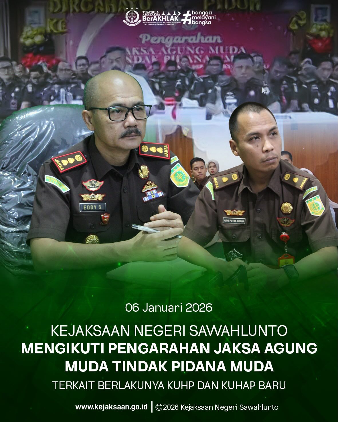 Bahwa pada Selasa tanggal 6 Januari 2026, Pukul 08.00 Wib, Bertempat di Ruang Video Conference Kantor Kejaksaan Negeri Sawahlunto, Kepala Kejaksaan Negeri Sawahlunto, Bapak Eddy Samrah L, S.H., M.H., bersama Kepala Seksi Tindak Pidana Umum, Bapak Adhi Putra Graha, S.H., serta Para Kasubsi, Jaksa Fungsional dan Staff Kejaksaan Negeri Sawahlunto, Mengikuti Pengarahan Jaksa Agung Muda Tindak Pidana Muda terkait Berlakunya KUHP dan KUHAP Baru secara daring melalui Zoom Meeting.Dalam rangka menyikapi diberlakukannya KUHP dan KUHAP Baru, jajaran Kejaksaan di seluruh Indonesia mengikuti Pengarahan Jaksa Agung Muda Tindak Pidana Umum (JAM Pidum) yang dilaksanakan secara virtual.Kegiatan ini bertujuan untuk menyamakan persepsi, meningkatkan pemahaman, serta memperkuat kesiapan aparatur kejaksaan dalam pelaksanaan tugas dan fungsi penegakan hukum pidana yang selaras dengan ketentuan peraturan perundang-undangan terbaru.Melalui pengarahan ini, diharapkan seluruh insan Adhyaksa mampu mengimplementasikan KUHP dan KUHAP Baru secara profesional, berintegritas, dan berkeadilan demi kepastian hukum bagi masyarakat. - from Instagram