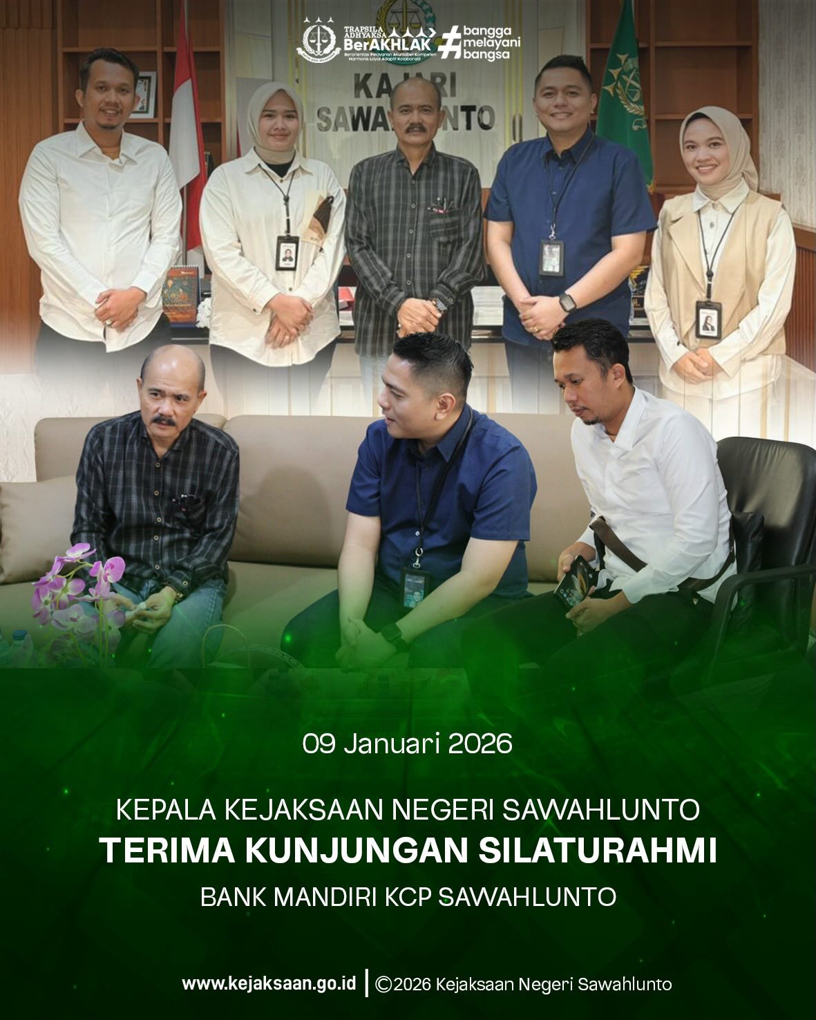 Bahwa pada Juma't, tanggal 9 Januari 2026, Pukul 11.00 Wib, Bertempat di Ruang Kerja Kejaksaan Negeri Sawahlunto, Kepala Kejaksaan Negeri Sawahlunto, Bapak Eddy Samrah L, S.H., M.H., bersama Kepala Seksi Perdata dan Tata Usaha Negara, Bapak Didi Vinaldi Edwar, S.H., menerima kunjungan silaturahmi dari Bank Mandiri KCP Kota Sawahlunto.Kepala Kejaksaan Negeri Sawahlunto menerima kunjungan silaturahmi dari Bank Mandiri KCP Sawahlunto dalam rangka memperkuat koordinasi dan sinergi antarinstansi. Pertemuan ini membahas langkah-langkah strategis guna memaksimalkan kinerja tahun 2026, khususnya dalam mendukung efektivitas pelaksanaan tugas, peningkatan pelayanan, serta tata kelola yang profesional dan akuntabel.Diharapkan, melalui kerja sama dan komunikasi yang berkelanjutan, kinerja kelembagaan dapat terus dioptimalkan demi pelayanan terbaik kepada masyarakat. - from Instagram