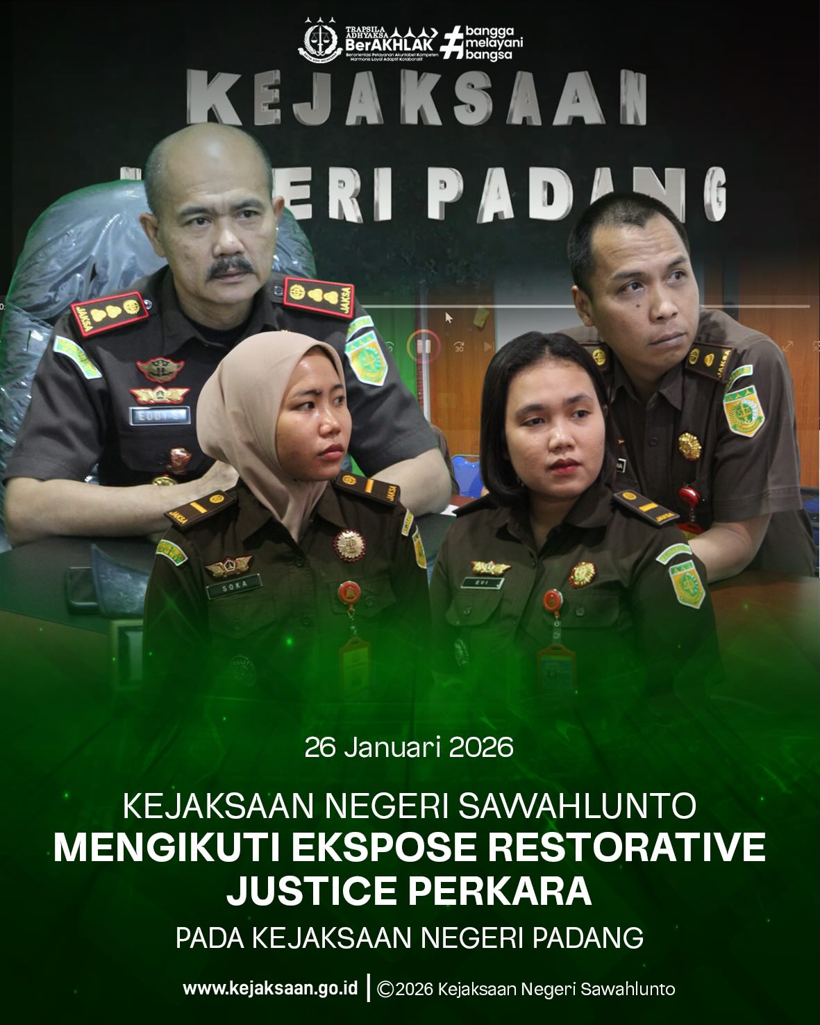 Bahwa pada Senin tanggal 26 Januari 2026, Pukul 07.30 Wib, bertempat di Ruang Video Conference Kantor Kejaksaan Negeri Sawahlunto, Kepala Kejaksaan Negeri Sawahlunto, Bapak Eddy Samrah L, S.H., M.H., bersama Kepala Seksi Tindak Pidana Umum, Bapak Adhi Putra Graha, S.H., serta Kasubsi Prapenuntutan, Ibu Evi Ratna Evalinda, S.H., Kasubsi Penuntutan, Eksekusi, dan Eksaminasi, Ibu Alfi Soka Hananti, S.H., dan Staff Kejaksaan Negeri Sawahlunto mengikuti Ekspose Restorative Justice Perkara Penggelapan Kejaksaan Negeri Padang secara Daring bersama Direktur A Jampidum, Kejaksaan Tinggi Sumatera Barat beserta Kejari se-Sumatera Barat.Bahwa dari kegiatan ekspose Restorative Justice atas satu perkara Penggelapan dari Kejaksaan Negeri Padang tersebut disetujui oleh Jaksa Agung Muda Bidang Tindak Pidana Umum.Restorative Justice di Kejaksaan adalah penyelesaian perkara dengan melibatkan pelaku, korban, keluarga pelaku dan keluarga korban , tokoh masyarakat, Penyidik dan pihak terkait lainnya untuk bersama- sama mencari penyelesaian permasalahan untuk mendapatkan kemanfaatan dan keadilan serta memulihkan keadaan semula sebagai penyelesaian perkara menghindari dendam diantara pihak pelaku dan korban dan mengembalikan hubungan yg telah renggang akibat perbuatan pelaku, menciptakan kembali keharmonisan di tengah masyarakat, Pendekatan ini diatur dalam Peraturan Jaksa Agung Nomor 15 Tahun 2020 tentang Penghentian Penuntutan berdasarkan Keadilan Restoratif, fokus pada pemulihan keadaan ke keadaan semula bukan semata mata pembalasan. Pada perkara tertentu penyelesaian perkara dengan Restorative Justice ini lebih efektif, karena tujuan hukum selain kepastian hukum juga hukum itu harus membawa manfaat dan keadilan, bukan tujuan pembalasan saja terhadap pelaku. - from Instagram