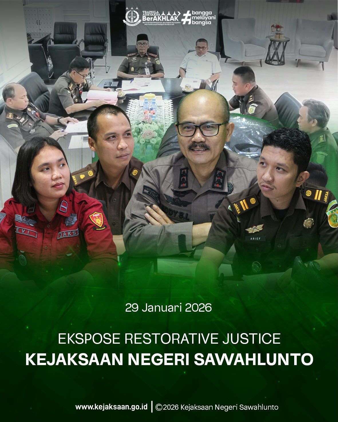 Bahwa pada Kamis tanggal 29 Januari 2025, Pukul 15.30 Wib, bertempat di Ruang Video Conference Kantor Kejaksaan Negeri Sawahlunto, Kepala Kejaksaan Negeri Sawahlunto, Bapak Eddy Samrah L, S.H., M.H., bersama Kepala Seksi Tindak Pidana Umum, Bapak Adhi Putra Graha, S.H., serta Kasubsi I Bidang Intelijen, Bapak Arief Hidayat, S.H., Sekaligus sebagai Jaksa Fasilitator, Kasubsi Prapenuntutan, Ibu Evi Ratna Evalinda, S.H., dan Staff Bidang Tindak Pidana Umum Kejaksaan Negeri Sawahlunto telah melakukan Ekspose Restorative Justice Perkara Narkotika secara Daring bersama Kejaksaan Tinggi Sumatera Barat beserta Kejari se-Sumatera Barat.Bahwa dari kegiatan ekspose Restorative Justice atas satu perkara Narkotika tersebut disetujui oleh Kejaksaan Tinggi Sumatera Barat.Restorative Justice di Kejaksaan adalah penyelesaian perkara dengan melibatkan pelaku, korban, keluarga pelaku dan keluarga korban , tokoh masyarakat, Penyidik dan pihak terkait lainnya untuk bersama- sama mencari penyelesaian permasalahan untuk mendapatkan kemanfaatan dan keadilan serta memulihkan keadaan semula sebagai penyelesaian perkara menghindari dendam diantara pihak pelaku dan korban dan mengembalikan hubungan yg telah renggang akibat perbuatan pelaku, menciptakan kembali keharmonisan di tengah masyarakat, Pendekatan ini diatur dalam Peraturan Jaksa Agung Nomor 15 Tahun 2020 tentang Penghentian Penuntutan berdasarkan Keadilan Restoratif, fokus pada pemulihan keadaan ke keadaan semula bukan semata mata pembalasan. Pada perkara tertentu penyelesaian perkara dengan Restorative Justice ini lebih efektif, karena tujuan hukum selain kepastian hukum juga hukum itu harus membawa manfaat dan keadilan, bukan tujuan pembalasan saja terhadap pelaku. - from Instagram