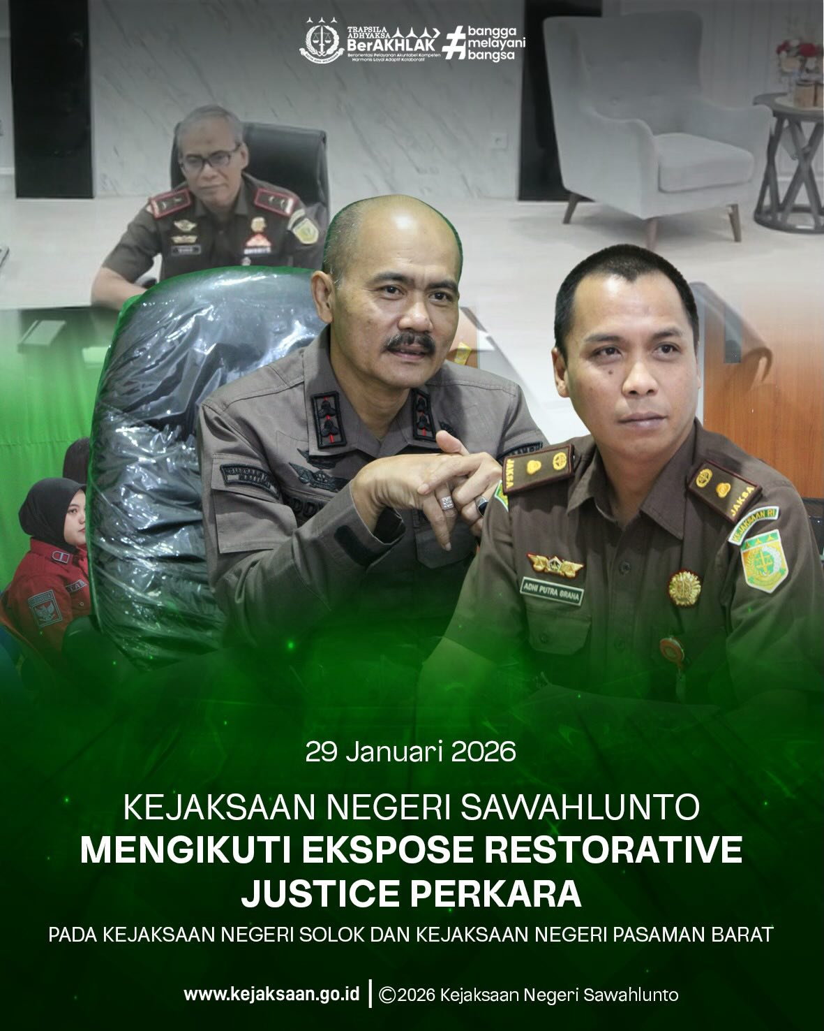 Bahwa pada Kamis tanggal 29 Januari 2025, Pukul 08.00 Wib, bertempat di Ruang Video Conference Kantor Kejaksaan Negeri Sawahlunto, Kepala Kejaksaan Negeri Sawahlunto, Bapak Eddy Samrah L, S.H., M.H., bersama Kepala Seksi Tindak Pidana Umum, Bapak Adhi Putra Graha, S.H., serta Kasubsi Prapenuntutan, Ibu Evi Ratna Evalinda, S.H., dan Staff Bidang Tindak Pidana Umum Kejaksaan Negeri Sawahlunto mengikuti Ekspose Restorative Justice Perkara Narkotika Kejaksaan Negeri Solok dan Perkara Narkotika Kejaksaan Negeri Pasaman Barat secara Daring bersama Kejaksaan Tinggi Sumatera Barat beserta Kejari se-Sumatera Barat.Bahwa dari kegiatan ekspose Restorative Justice atas satu perkara Narkotika dari Kejaksaan Negeri Solok dan Perkara Narkotika Kejaksaan Negeri Pasaman Barat tersebut disetujui oleh Kejaksaan Tinggi Sumatera Barat.Restorative Justice di Kejaksaan adalah penyelesaian perkara dengan melibatkan pelaku, korban, keluarga pelaku dan keluarga korban , tokoh masyarakat, Penyidik dan pihak terkait lainnya untuk bersama- sama mencari penyelesaian permasalahan untuk mendapatkan kemanfaatan dan keadilan serta memulihkan keadaan semula sebagai penyelesaian perkara menghindari dendam diantara pihak pelaku dan korban dan mengembalikan hubungan yg telah renggang akibat perbuatan pelaku, menciptakan kembali keharmonisan di tengah masyarakat, Pendekatan ini diatur dalam Peraturan Jaksa Agung Nomor 15 Tahun 2020 tentang Penghentian Penuntutan berdasarkan Keadilan Restoratif, fokus pada pemulihan keadaan ke keadaan semula bukan semata mata pembalasan. Pada perkara tertentu penyelesaian perkara dengan Restorative Justice ini lebih efektif, karena tujuan hukum selain kepastian hukum juga hukum itu harus membawa manfaat dan keadilan, bukan tujuan pembalasan saja terhadap pelaku. - from Instagram