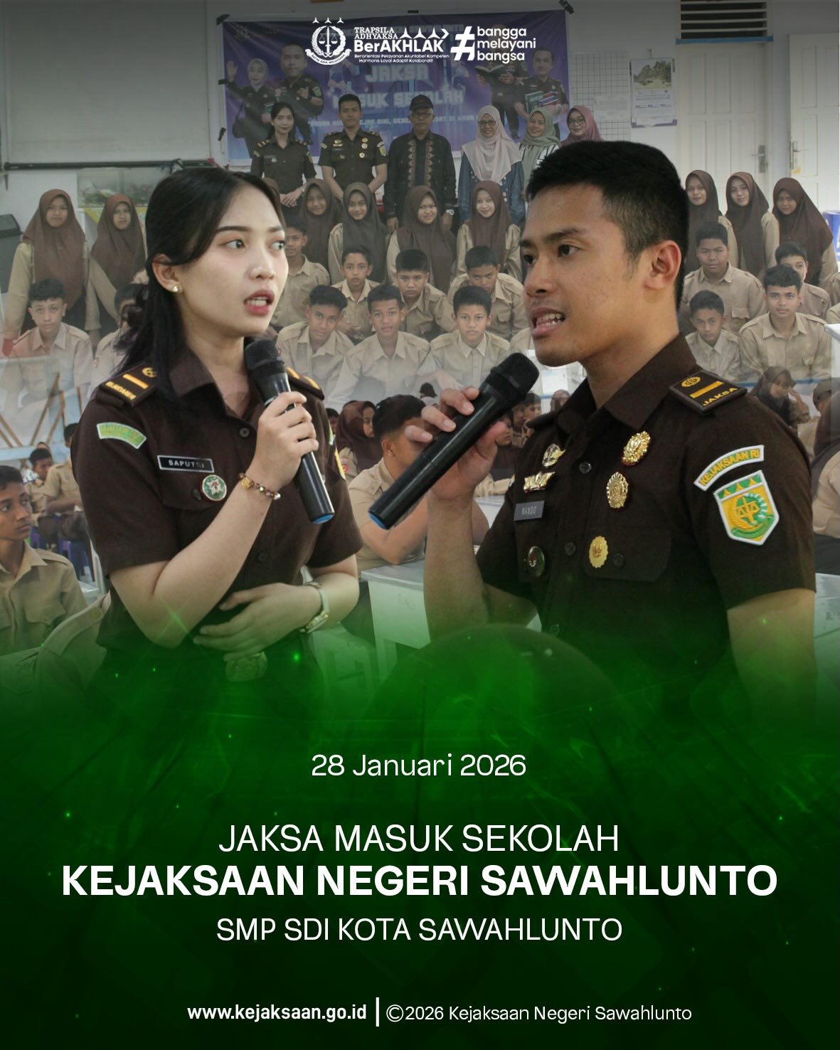 Bahwa pada Rabu tanggal 28 Januari 2026, Pukul 11.00 Wib, Bertempat di SMP SDI Kota Sawahlunto, Jaksa Fungsional, Bapak Bayu Kresna Fernando Demoswa, S.H., bersama Penelaah Penuntutan dan Penegakan Hukum (Calon Jaksa) Mastura Ajeng Saputri, S.H., melaksanakan Jaksa Masuk Sekolah dengan tema Kenakalan Remaja.Kejaksaan Negeri Sawahlunto melaksanakan kegiatan Jaksa Masuk Sekolah sebagai bentuk komitmen dalam memberikan edukasi hukum kepada generasi muda, khususnya terkait isu kenakalan remaja yang kerap terjadi di lingkungan pelajar.Kegiatan ini bertujuan untuk menanamkan pemahaman sejak dini mengenai norma hukum, dampak perbuatan melanggar hukum, serta konsekuensi yang dapat timbul akibat kenakalan remaja, sehingga para siswa diharapkan mampu bersikap bijak dalam pergaulan dan kehidupan sehari-hari.Melalui dialog interaktif dan penyampaian materi yang mudah dipahami, Kejaksaan Negeri Sawahlunto berupaya membangun kesadaran hukum di kalangan pelajar sebagai generasi penerus bangsa yang berkarakter, berintegritas, dan bertanggung jawab."Sadari hukum sejak dini, wujudkan generasi hebat di masa depan" - from Instagram